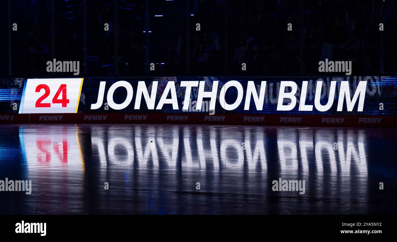 Schriftzug und Nummer an LED - Werbebande mit Spielelung auf dem Eis BEI der Mannschaftsvorstellung von Jonathan Blum (EHC Red Bull Muenchen, #24) GER, EHC Red Bull Muenchen gegen Duesseldorfer EG, Eishockey, DEL, 8. Spieltag, saison 2024/2025, 11.10.2024. Foto : Eibner-Pressefoto/Heike Feiner Banque D'Images
