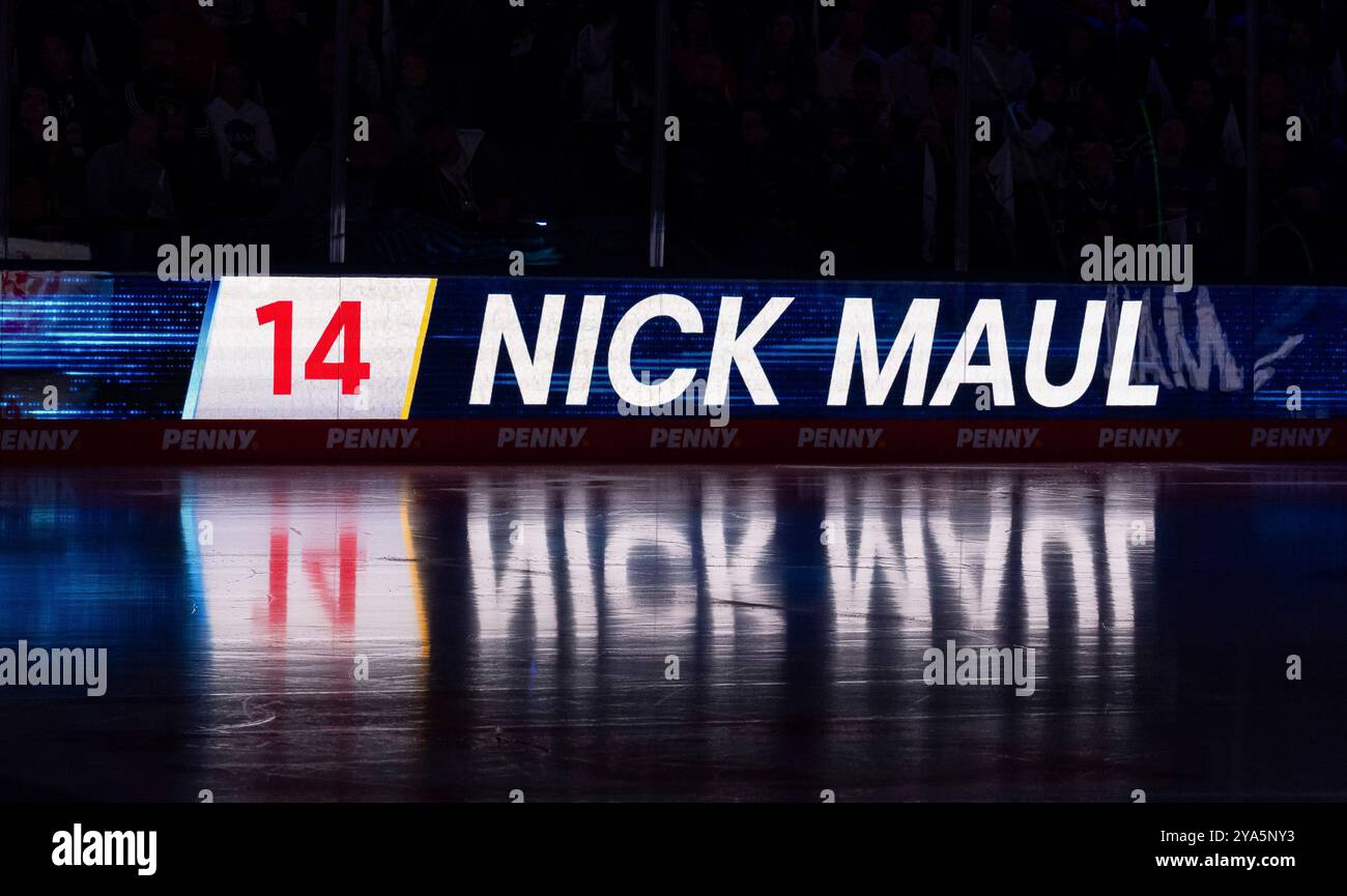 Schriftzug und Nummer an LED - Werbebande mit Spielelung auf dem Eis BEI der Mannschaftsvorstellung von Nick Maul (EHC Red Bull Muenchen, #14) GER, EHC Red Bull Muenchen gegen Duesseldorfer EG, Eishockey, DEL, 8. Spieltag, saison 2024/2025, 11.10.2024. Foto : Eibner-Pressefoto/Heike Feiner Banque D'Images