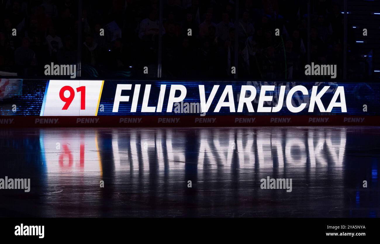 Schriftzug und Nummer an LED - Werbebande mit Spielelung auf dem Eis BEI der Mannschaftsvorstellung von Filip Varejcka (EHC Red Bull Muenchen, #91) GER, EHC Red Bull Muenchen gegen Duesseldorfer EG, Eishockey, DEL, 8. Spieltag, saison 2024/2025, 11.10.2024. Foto : Eibner-Pressefoto/Heike Feiner Banque D'Images