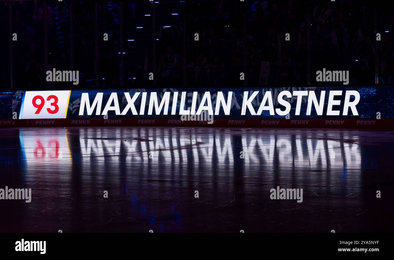 Schriftzug und Nummer an LED - Werbebande mit Spielelung auf dem Eis BEI der Mannschaftsvorstellung von Maximilian Kastner (EHC Red Bull Muenchen, #93) GER, EHC Red Bull Muenchen gegen Duesseldorfer EG, Eishockey, DEL, 8. Spieltag, saison 2024/2025, 11.10.2024. Foto : Eibner-Pressefoto/Heike Feiner Banque D'Images