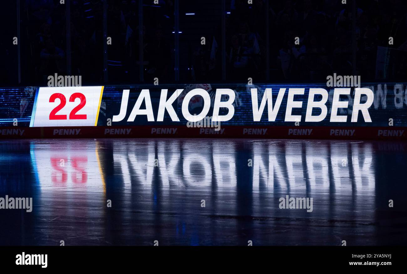 Muenchen, Deutschland. 11 octobre 2024. Schriftzug und Nummer an LED - Werbebande mit Spielelung auf dem Eis BEI der Mannschaftsvorstellung von Jakob Weber (EHC Red Bull Muenchen, #22) GER, EHC Red Bull Muenchen gegen Duesseldorfer EG, Eishockey, DEL, 8. Spieltag, saison 2024/2025, 11.10.2024. Foto : Eibner-Pressefoto/Heike Feiner crédit : dpa/Alamy Live News Banque D'Images