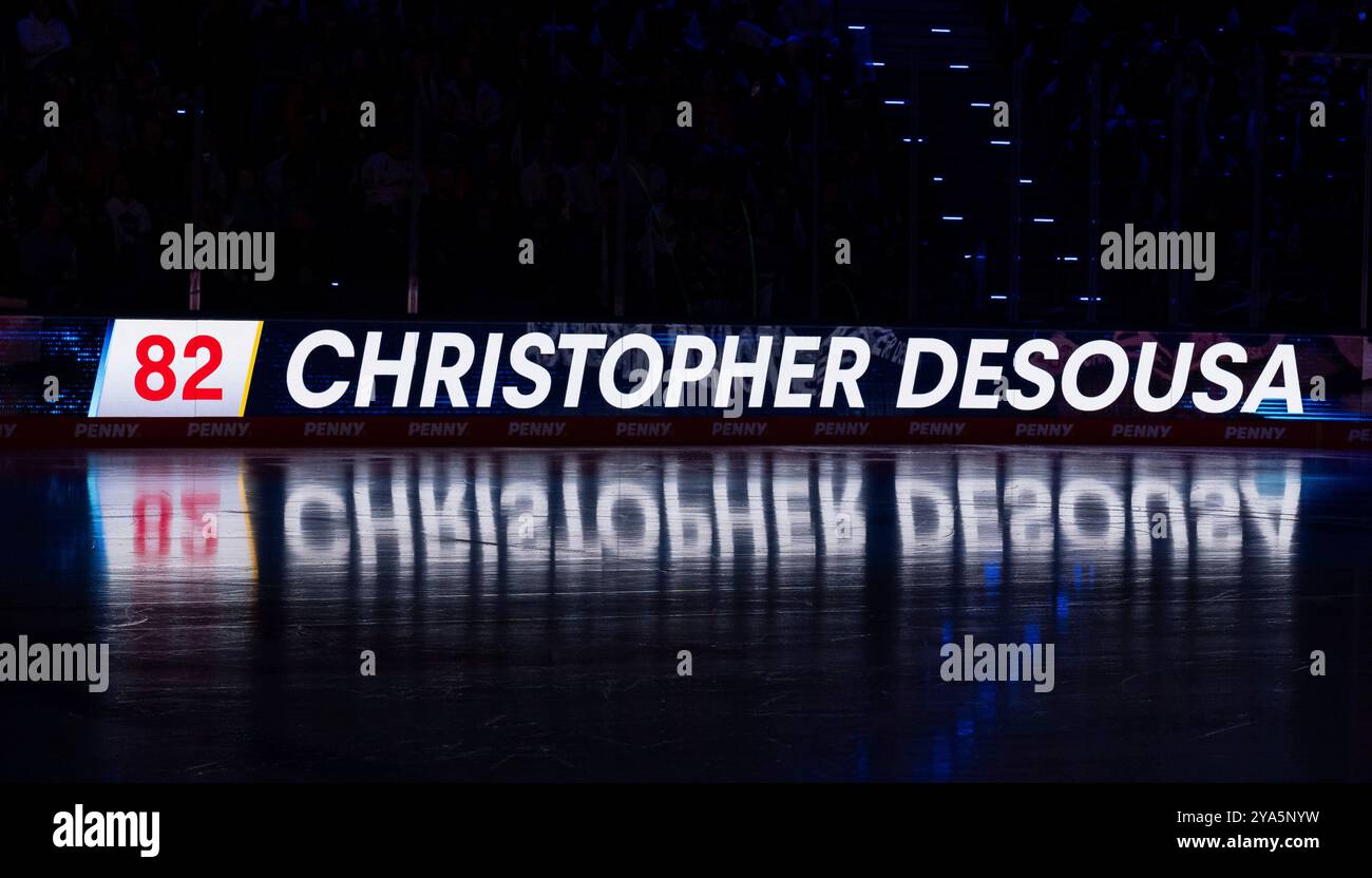 Schriftzug und Nummer an LED - Werbebande mit Spielelung auf dem Eis BEI der Mannschaftsvorstellung von Chris DeSousa (EHC Red Bull Muenchen, #82) GER, EHC Red Bull Muenchen gegen Duesseldorfer EG, Eishockey, DEL, 8. Spieltag, saison 2024/2025, 11.10.2024. Foto : Eibner-Pressefoto/Heike Feiner Banque D'Images
