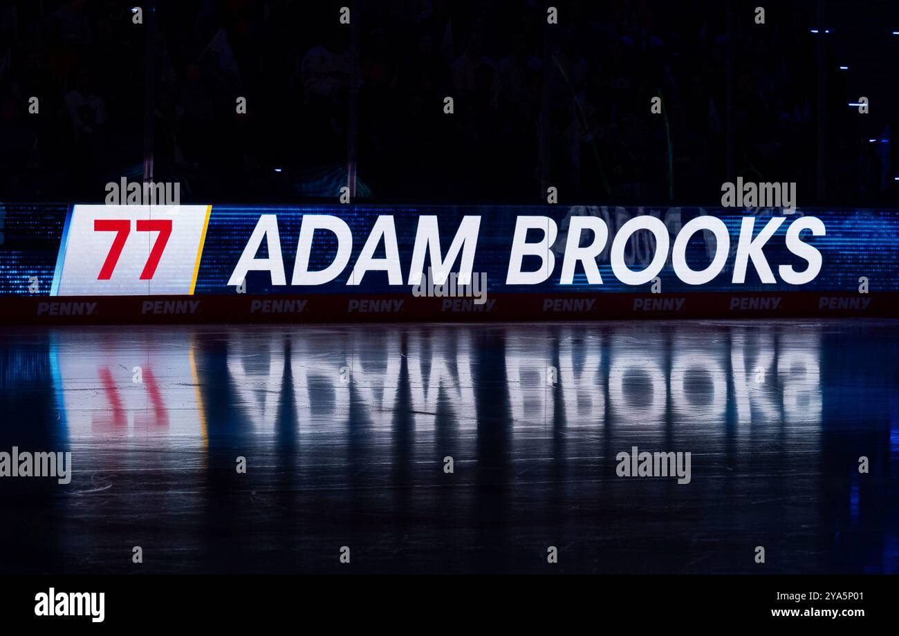 Muenchen, Deutschland. 11 octobre 2024. Schriftzug und Nummer an LED - Werbebande mit Spielelung auf dem Eis BEI der Mannschaftsvorstellung von Adam Brooks (EHC Red Bull Muenchen, #77) GER, EHC Red Bull Muenchen gegen Duesseldorfer EG, Eishockey, DEL, 8. Spieltag, saison 2024/2025, 11.10.2024. Foto : Eibner-Pressefoto/Heike Feiner crédit : dpa/Alamy Live News Banque D'Images