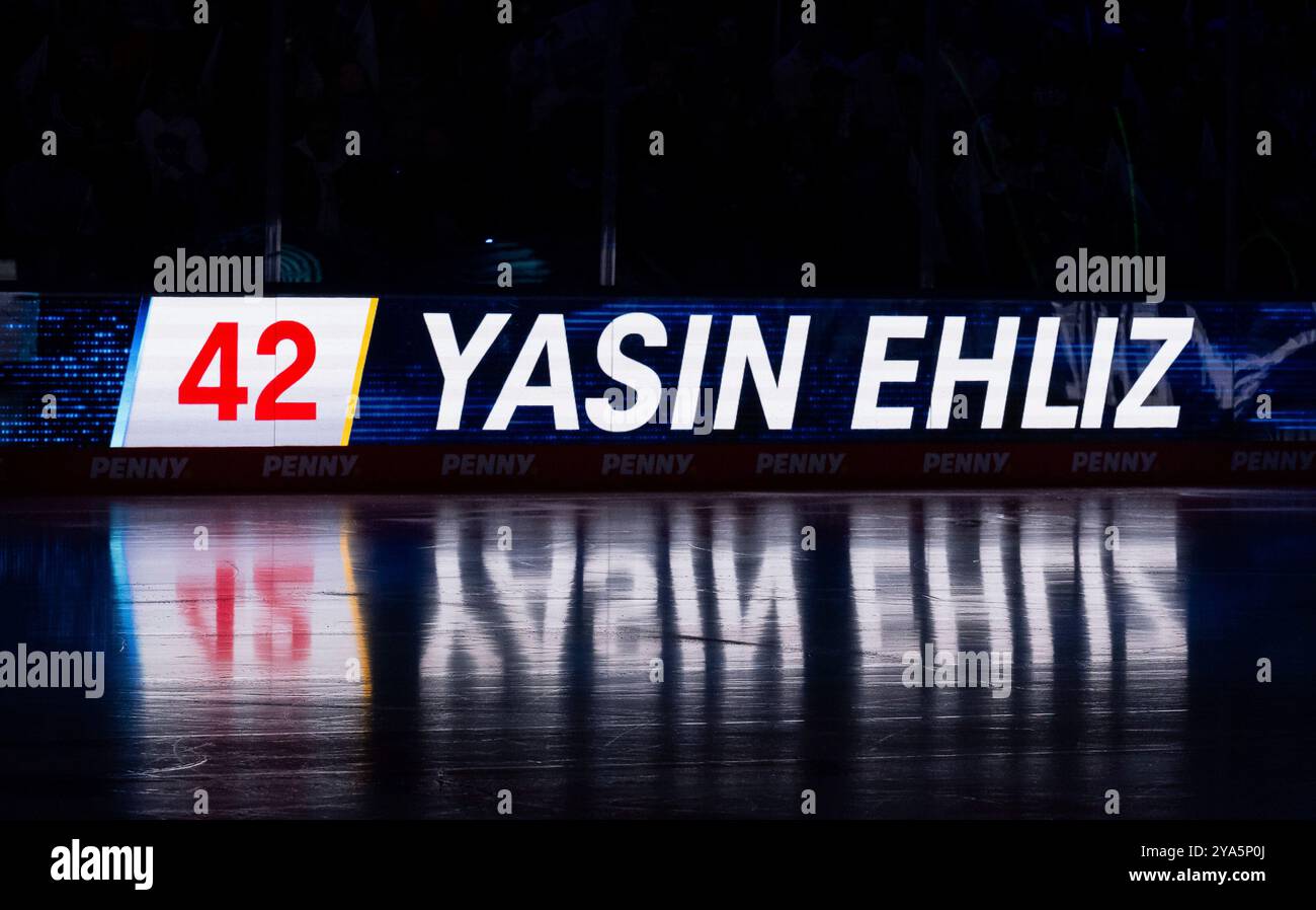 Muenchen, Deutschland. 11 octobre 2024. Schriftzug und Nummer an LED - Werbebande mit Spielelung auf dem Eis BEI der Mannschaftsvorstellung von Yasin Ehliz (EHC Red Bull Muenchen, #42) GER, EHC Red Bull Muenchen gegen Duesseldorfer EG, Eishockey, DEL, 8. Spieltag, saison 2024/2025, 11.10.2024. Foto : Eibner-Pressefoto/Heike Feiner crédit : dpa/Alamy Live News Banque D'Images