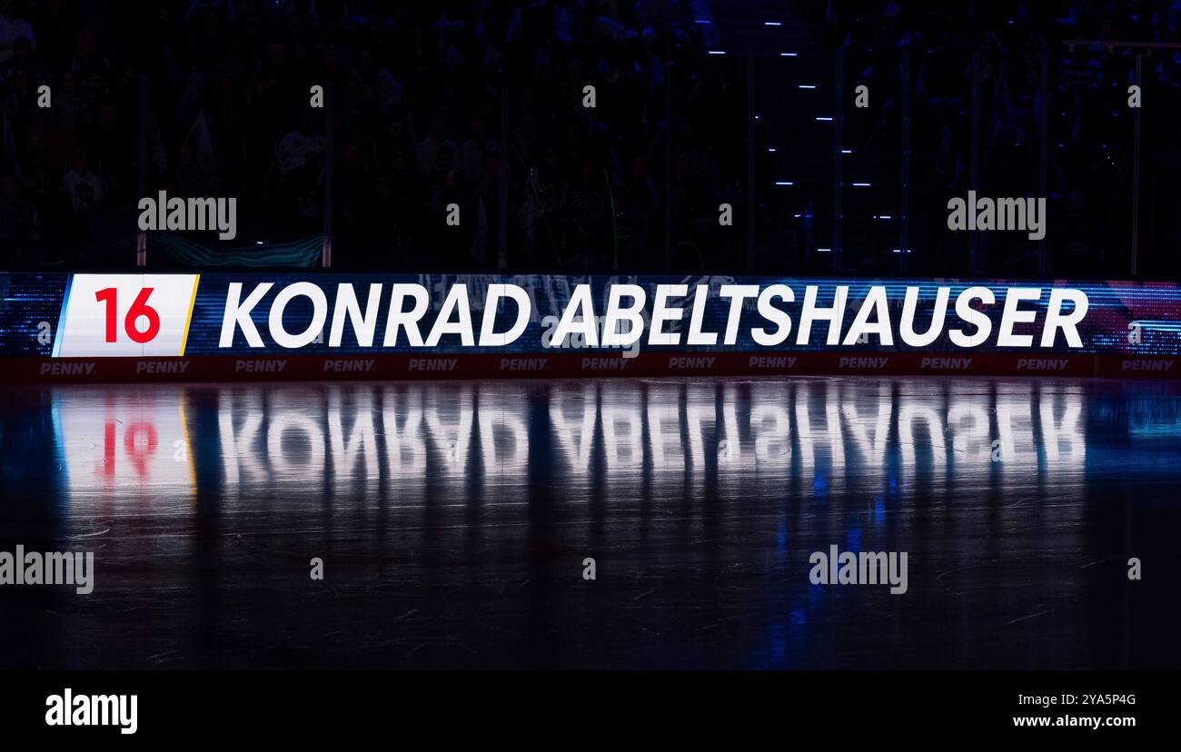 Muenchen, Deutschland. 11 octobre 2024. Schriftzug und Nummer an LED - Werbebande mit Spielelung auf dem Eis BEI der Mannschaftsvorstellung von Konrad Abeltshauser (EHC Red Bull Muenchen, #16) GER, EHC Red Bull Muenchen gegen Duesseldorfer EG, Eishockey, DEL, 8. Spieltag, saison 2024/2025, 11.10.2024. Foto : Eibner-Pressefoto/Heike Feiner crédit : dpa/Alamy Live News Banque D'Images