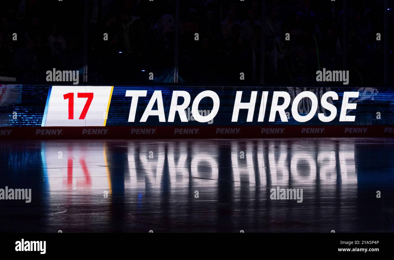 Muenchen, Deutschland. 11 octobre 2024. Schriftzug und Nummer an LED - Werbebande mit Spielelung auf dem Eis BEI der Mannschaftsvorstellung von Taro Hirose (EHC Red Bull Muenchen, #17) GER, EHC Red Bull Muenchen gegen Duesseldorfer EG, Eishockey, DEL, 8. Spieltag, saison 2024/2025, 11.10.2024. Foto : Eibner-Pressefoto/Heike Feiner crédit : dpa/Alamy Live News Banque D'Images
