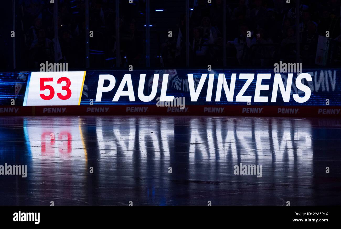 Muenchen, Deutschland. 11 octobre 2024. Schriftzug und Nummer an LED - Werbebande mit Spielelung auf dem Eis BEI der Mannschaftsvorstellung von Paul Vinzens (EHC Red Bull Muenchen, #53) GER, EHC Red Bull Muenchen gegen Duesseldorfer EG, Eishockey, DEL, 8. Spieltag, saison 2024/2025, 11.10.2024. Foto : Eibner-Pressefoto/Heike Feiner crédit : dpa/Alamy Live News Banque D'Images