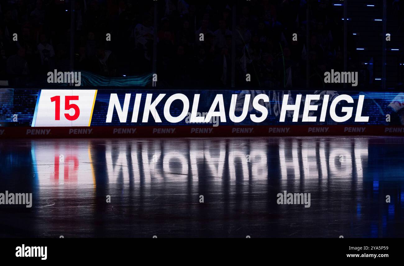 Muenchen, Deutschland. 11 octobre 2024. Schriftzug und Nummer an LED - Werbebande mit Spielelung auf dem Eis BEI der Mannschaftsvorstellung von Nikolaus Heigl (EHC Red Bull Muenchen, #15) GER, EHC Red Bull Muenchen gegen Duesseldorfer EG, Eishockey, DEL, 8. Spieltag, saison 2024/2025, 11.10.2024. Foto : Eibner-Pressefoto/Heike Feiner crédit : dpa/Alamy Live News Banque D'Images