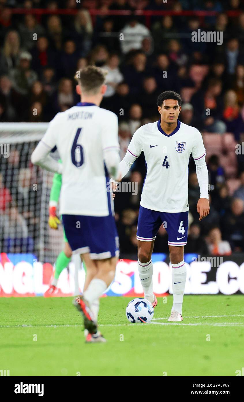 11 octobre 2024 ; Vitality Stadium, Bournemouth, Euro 2025 Group F qualifier Football, Angleterre U21s versus Ukraine U21s ; Quansah of England passe le ballon à Morton Credit : action plus Sports images/Alamy Live News Banque D'Images