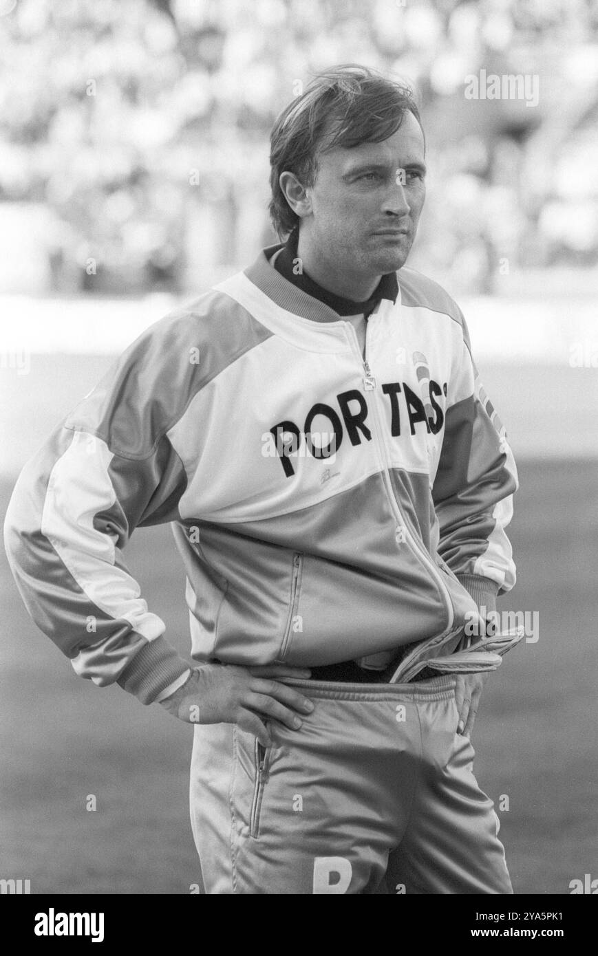 Dieter Burdenski Fußball-Torwart 10/87 UE Dieter Burdenski AM 10. Oktober 1987 beim Fußballbundesligaspiel SV Werder Brême gegen 1. FC Nürnberg Deutschland deutscher Mann Fußball Fußballbundesliga Bundesliga Fußballspiel Fußballer Fußballspieler Torhüter Stadion Fußballstadion Spielfeld Spielfeldrand gardien de but allemand Hoch halb stehend Hände in Hüften gestemmt Portas Trainingsjacke SW *** Dieter Burdenski gardien de but 10 87 UE Dieter Burdenski le 10 octobre 1987 au match Bundesliga SV Werder Bremen contre 1 FC Nürnberg Allemagne Allemand Banque D'Images