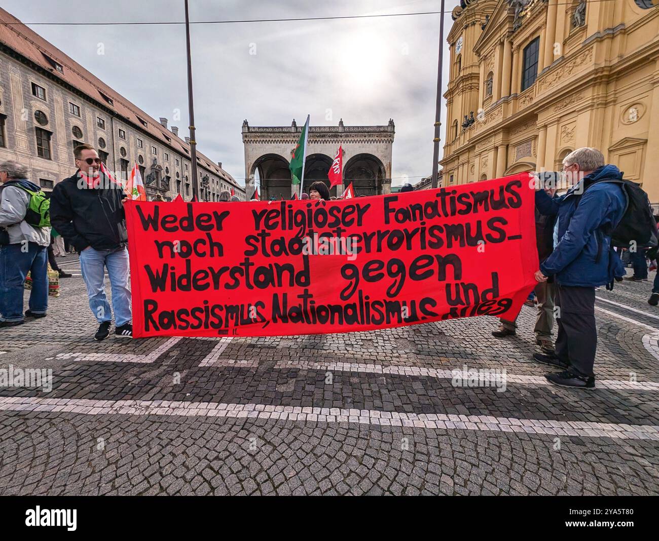 Munich, Bavière, Allemagne. 12 octobre 2024. L’union allemande Ver.di s’est réunie à Munich sous la devise de Ã¢â‚¬Å“Soziales rauf-Ruestung runter! Ã¢â‚¬Â Ã‚Â (plus social, moins d'armement) dans une manifestation pour la justice sociale, la justice climatique et la paix. Ã‚Â le syndicat critique le gouvernement de la Coalition Ampel pour avoir réduit les programmes sociaux, y compris les retraites, Buergeld et les paiements d'asile, alors que les paiements militaires augmentent et qu'il y a un besoin urgent d'investir davantage dans l'éducation, le logement et la protection du climat. Ã‚Â les critiques des dépenses militaires s'étendent aussi aux critiques des défenses Banque D'Images