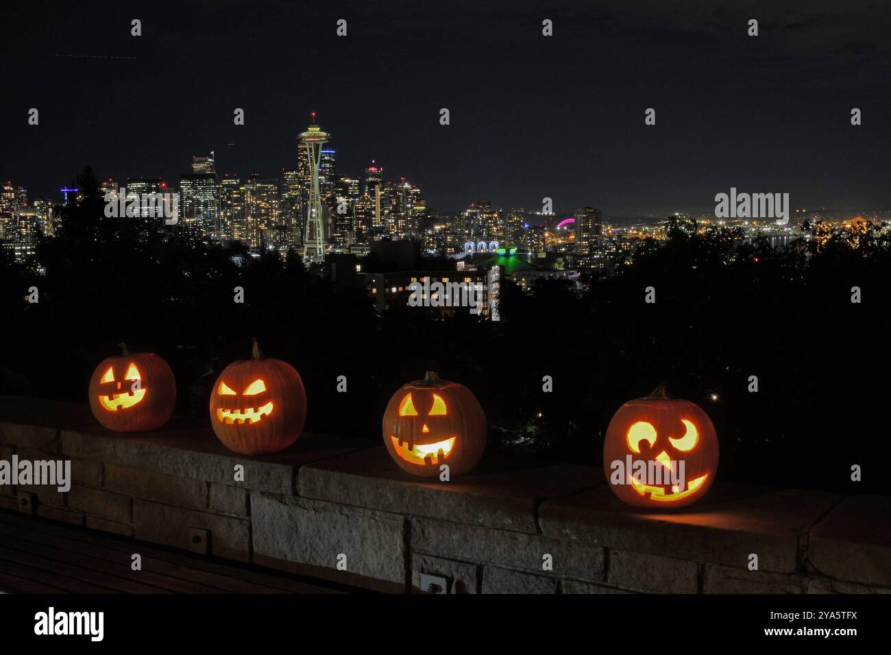Horizon de Seattle depuis Kerry Park avec lanternes jack o Halloween Banque D'Images