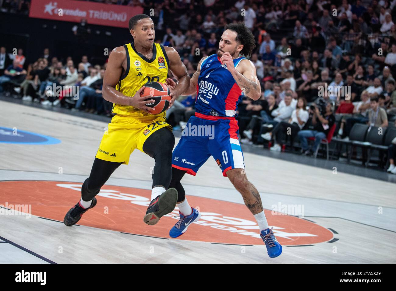 Shane Larkin (d) d'Anadolu Efes et Devon Hall (l) de Fenerbahce Beko vus en action lors du match de basket-ball de la semaine 2 de Turkish Airlines Euroleague entre Anadolu Efes et Fenerbahce Beko au Basketball Development Center. Score final : Anadolu Efes 78:83 Fenerbahce. Banque D'Images