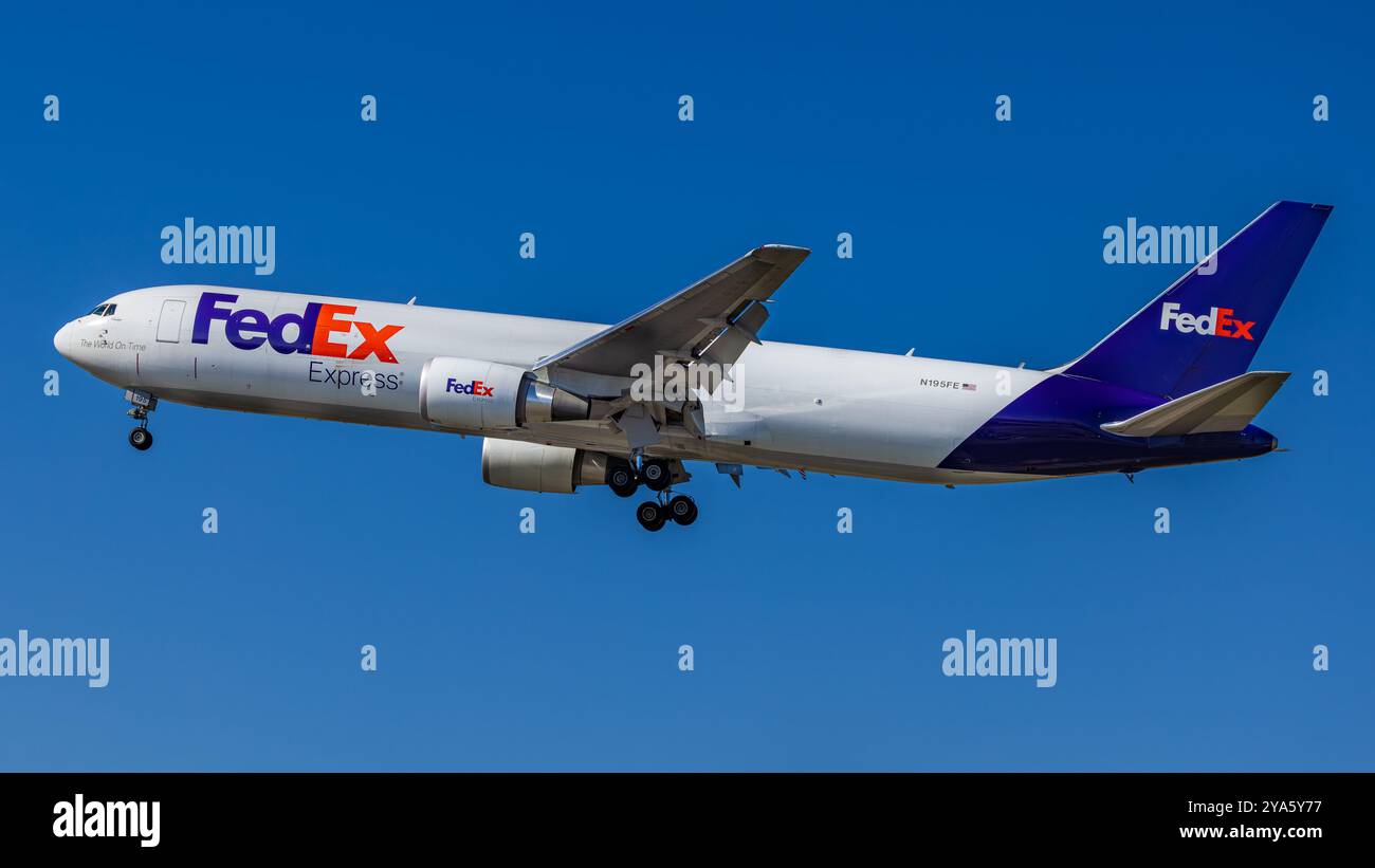 N195FE FedEx Express Boeing 767-300F atterrissant à Los Angeles International (LAX / KLAX) Banque D'Images