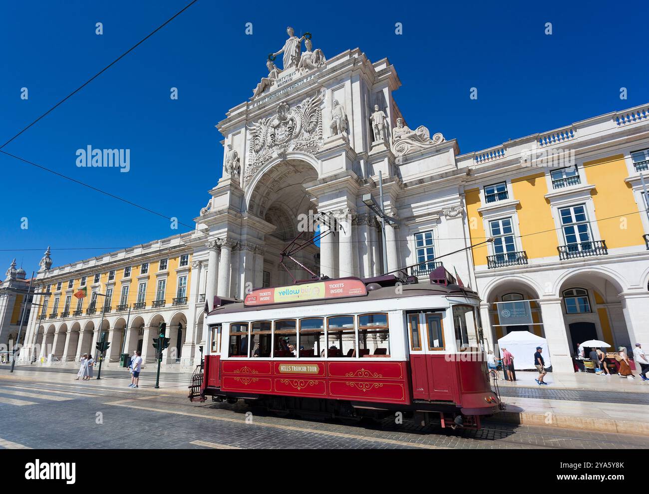 Tramway sur la place du commerce, Lisbonne, Portugal Banque D'Images
