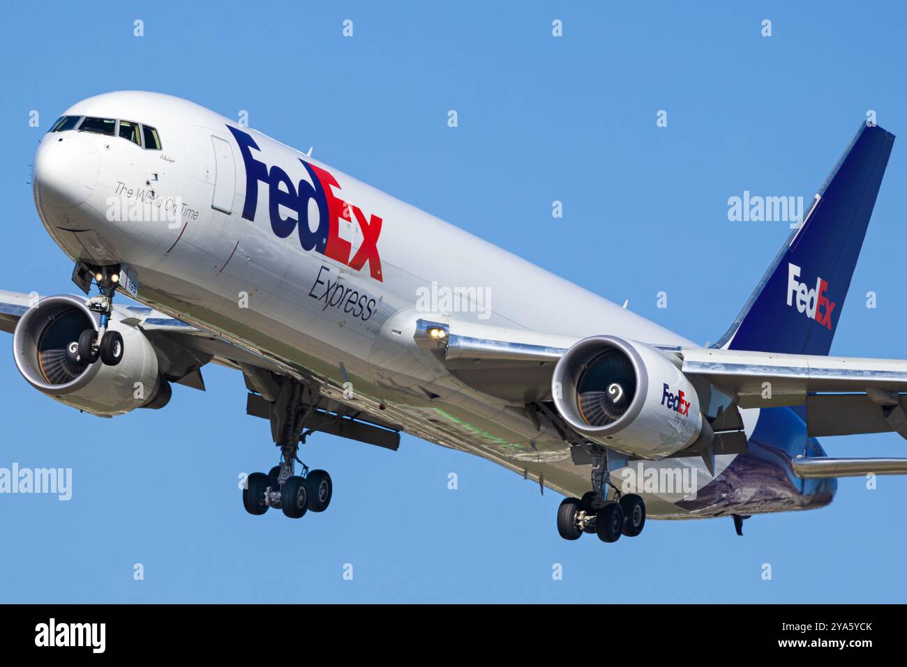 N195FE FedEx Express Boeing 767-300F atterrissant à Los Angeles International (LAX / KLAX) Banque D'Images