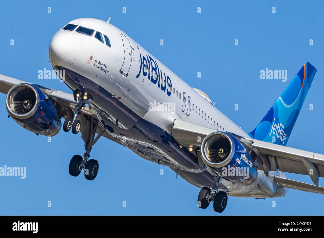N709JB JetBlue Airbus A320-232(WL) atterrissant à Los Angeles International (LAX / KLAX) Banque D'Images