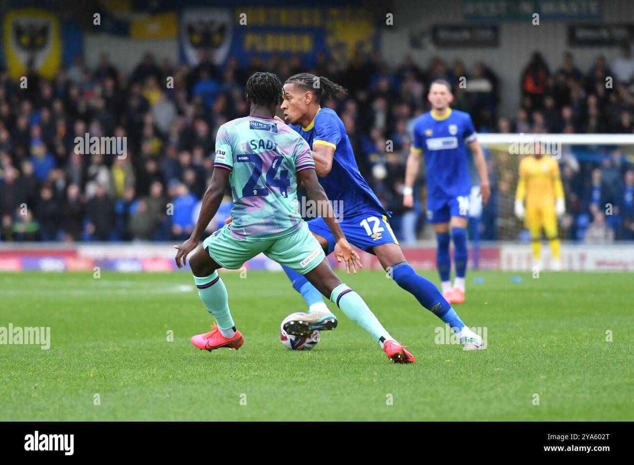 Londres, Angleterre. 12 octobre 2024. Alistair Smith et Dominic Sadi lors du match Sky Bet EFL League Two entre l'AFC Wimbledon et Carlisle United au Cherry Red Records Stadium, à Londres. Kyle Andrews/Alamy Live News Banque D'Images
