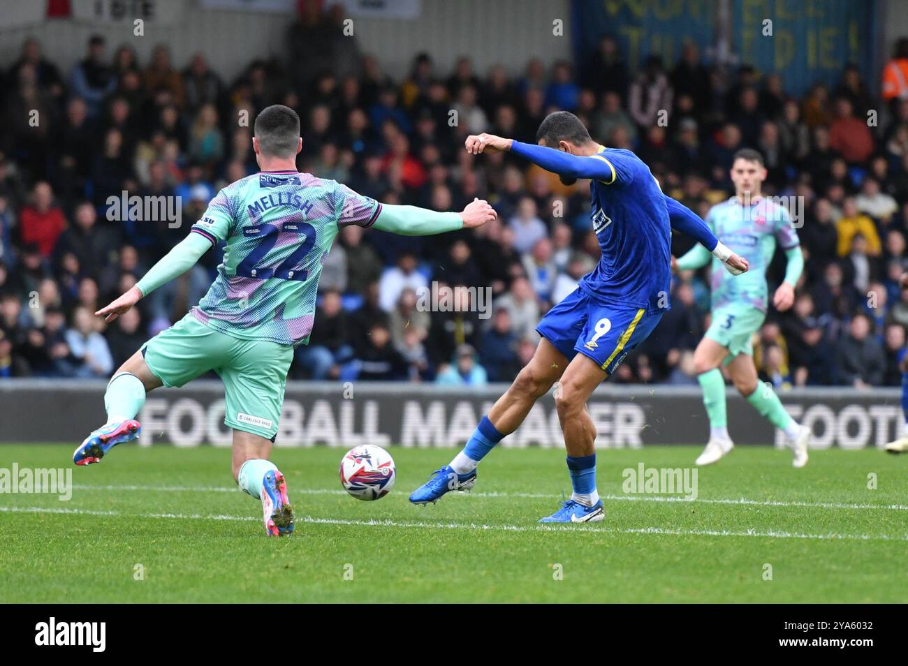 Londres, Angleterre. 12 octobre 2024. Omar Bugiel tire lors du match Sky Bet EFL League Two entre l'AFC Wimbledon et Carlisle United au Cherry Red Records Stadium, à Londres. Kyle Andrews/Alamy Live News Banque D'Images