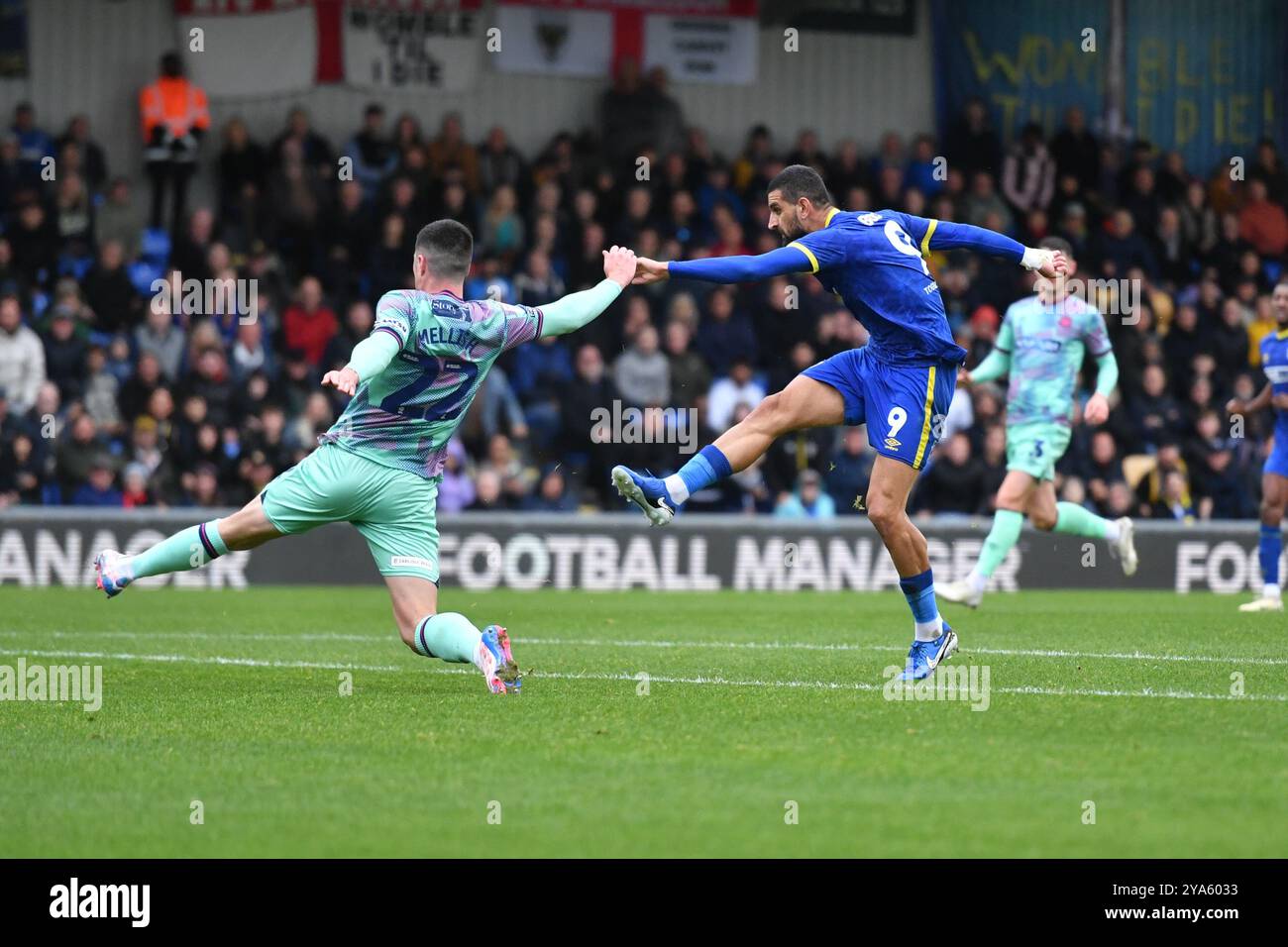 Londres, Angleterre. 12 octobre 2024. Omar Bugiel tire lors du match Sky Bet EFL League Two entre l'AFC Wimbledon et Carlisle United au Cherry Red Records Stadium, à Londres. Kyle Andrews/Alamy Live News Banque D'Images