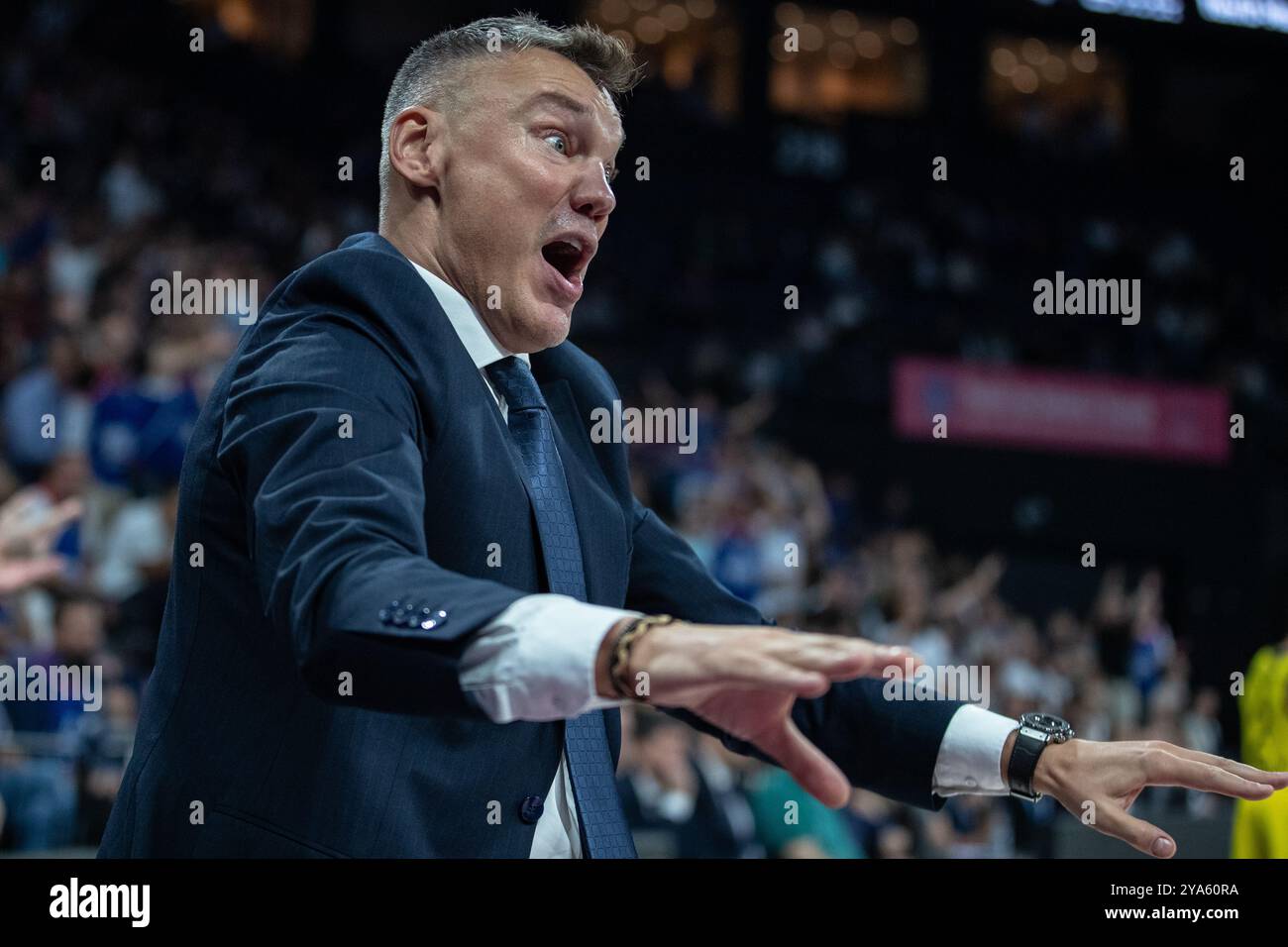 L’entraîneur-chef Saras Jasikevicius de Fenerbahce Beko réagit lors du match de basket-ball de la semaine 2 de Turkish Airlines Euroleague entre Anadolu Efes et Fenerbahce Beko au Basketball Development Center. Score final : Anadolu Efes 78:83 Fenerbahce. (Photo Onur Dogman / SOPA images/SIPA USA) Banque D'Images