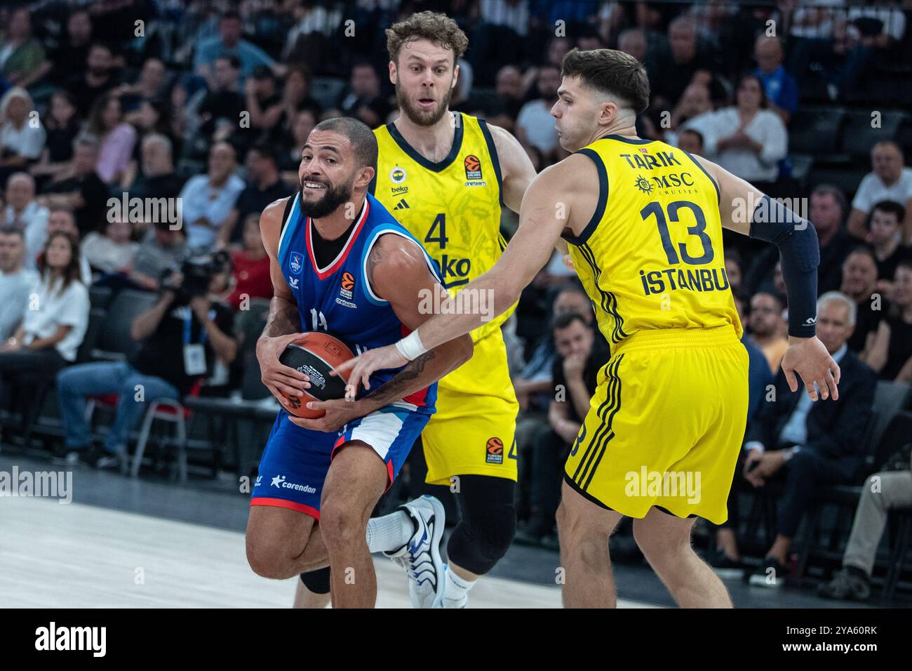 Darius Thompson (à gauche) d'Anadolu Efes et Tarik Biberovic (à droite) de Fenerbahce Beko vus en action lors du match de basket-ball de la semaine 2 de Turkish Airlines Euroleague entre Anadolu Efes et Fenerbahce Beko au Basketball Development Center. Score final : Anadolu Efes 78:83 Fenerbahce. (Photo Onur Dogman / SOPA images/SIPA USA) Banque D'Images