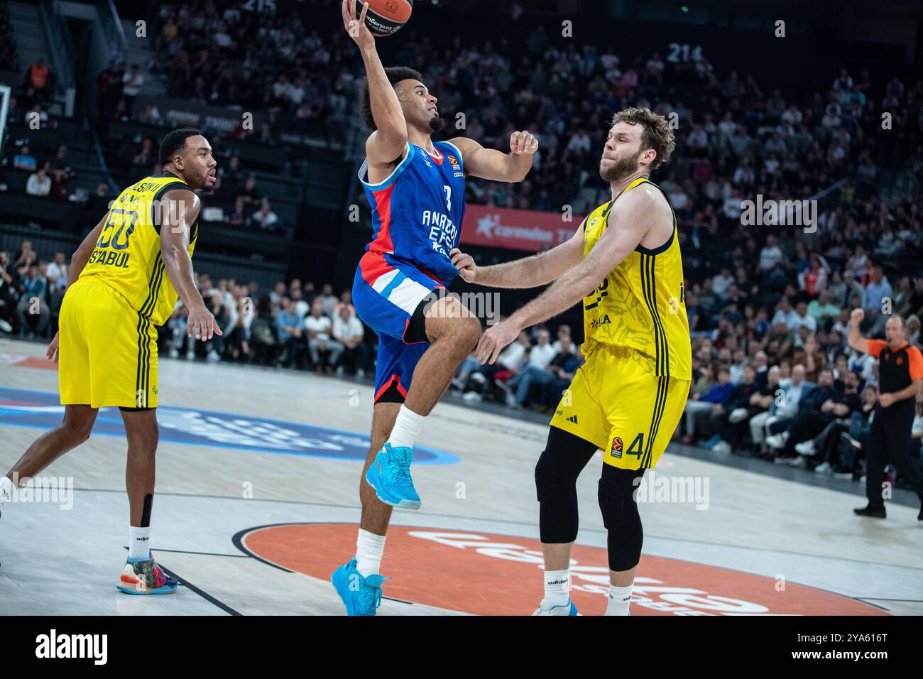 Istanbul, Turquie. 10 octobre 2024. Jordan Nwora (C) d'Anadolu Efes et Nicolo Melli (R) de Fenerbahce Beko vus en action lors du match de basket-ball de la semaine 2 de Turkish Airlines Euroleague entre Anadolu Efes et Fenerbahce Beko au Basketball Development Center. Score final : Anadolu Efes 78:83 Fenerbahce. (Photo par Onur Dogman/SOPA images/SIPA USA) crédit : SIPA USA/Alamy Live News Banque D'Images