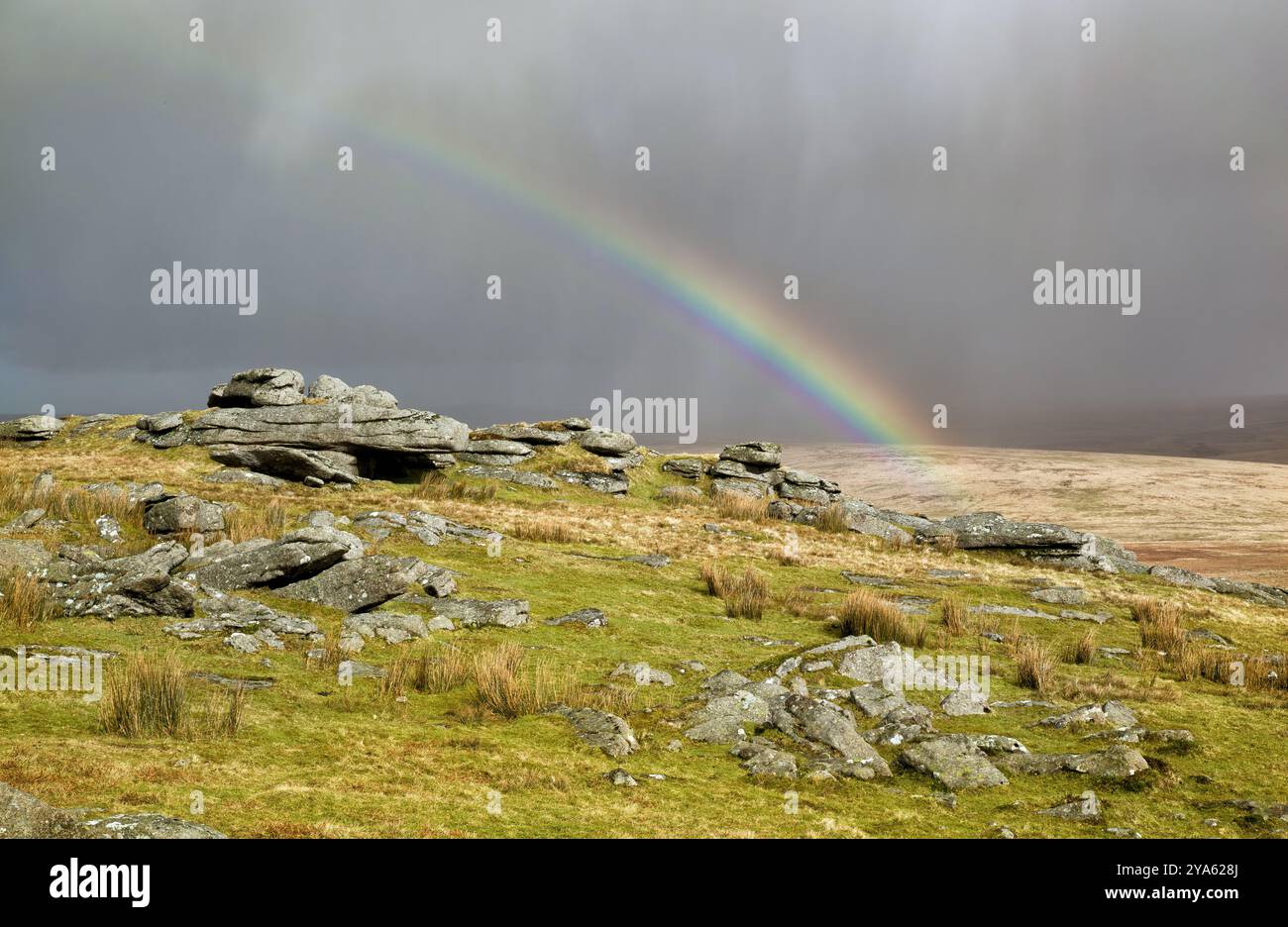 Arc-en-ciel à Great mis Tor sur Dartmoor Devon UK Banque D'Images