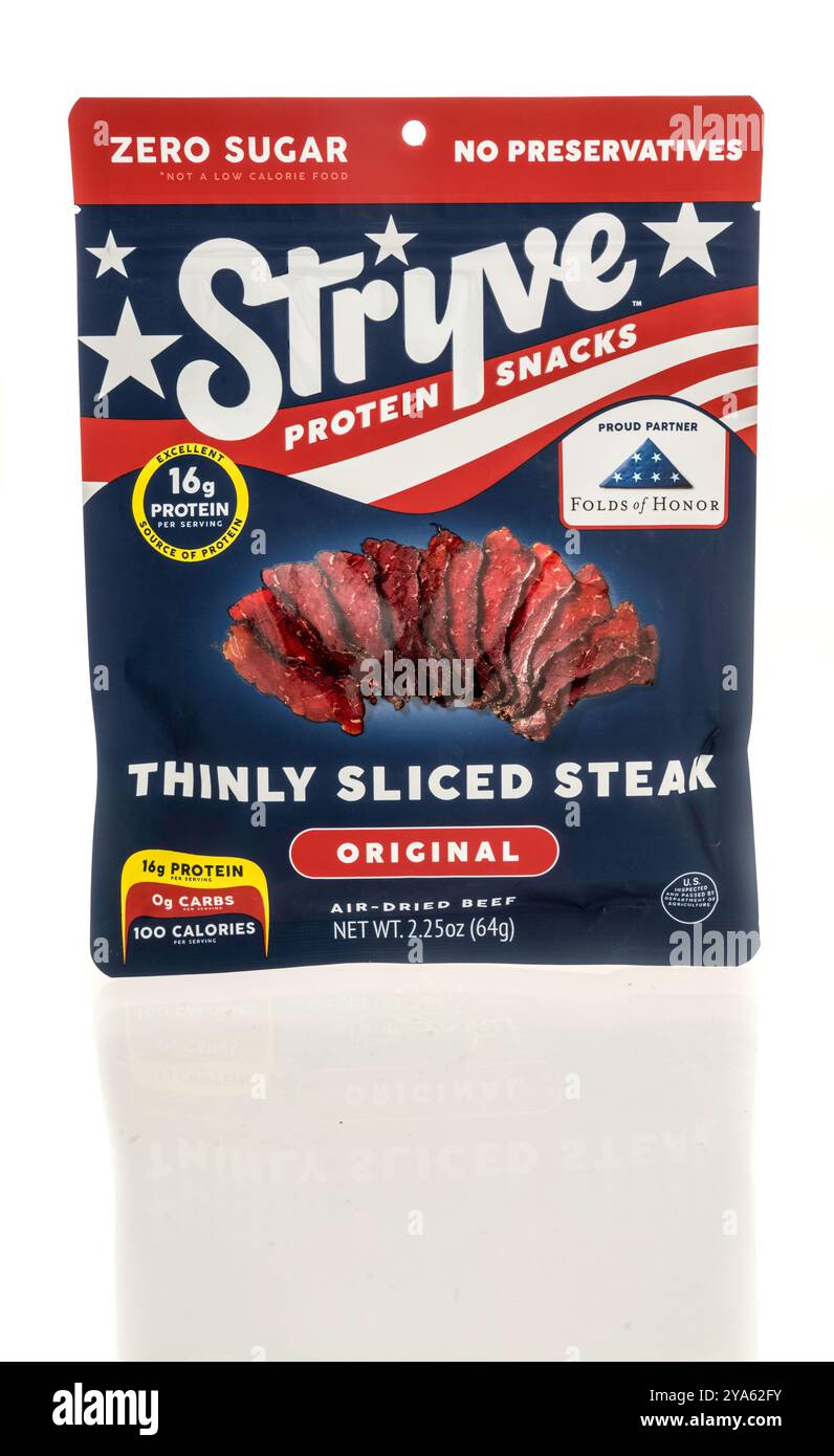 Winneconne, WI - 3 août 2024 : un paquet de collations protéinées Stryve bœuf séché à l'air en fines tranches de steak sur un fond isolé. Banque D'Images
