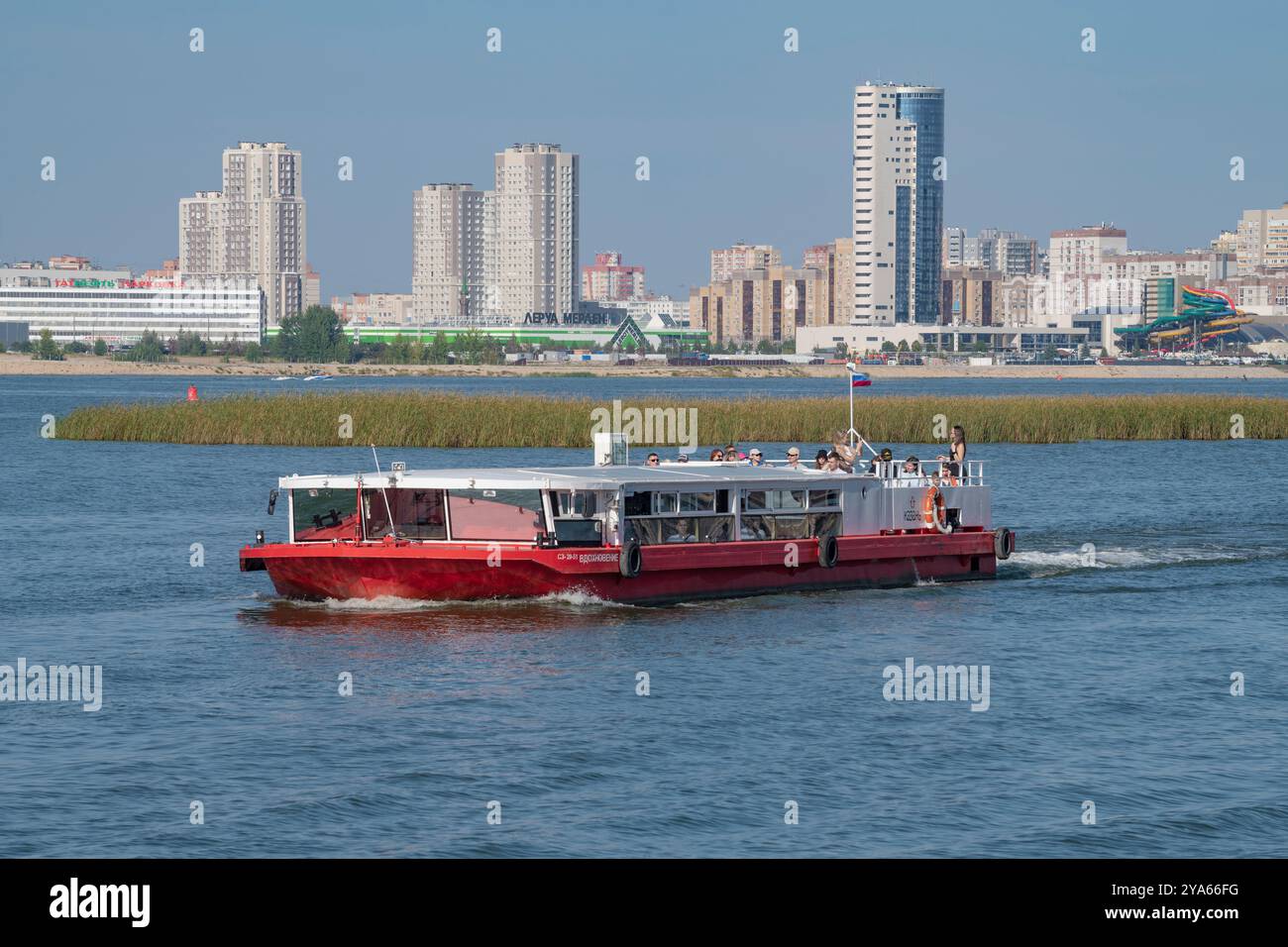 KAZAN, RUSSIE - 01 SEPTEMBRE 2024 : un bateau de plaisance avec des touristes sur la rivière Kazanka un jour ensoleillé de septembre Banque D'Images