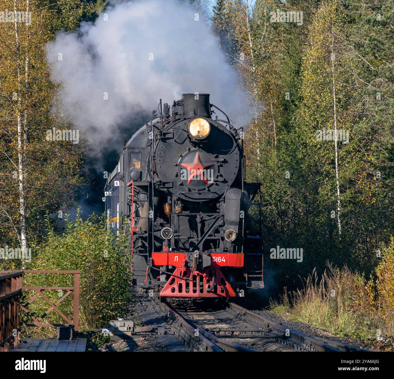 Ruskeala, RUSSIE - 01 OCTOBRE 2024 : locomotive à vapeur soviétique de la série l (l-5164, Lebedyanka) avec le train rétro 'Ruskeala Express' approche t Banque D'Images