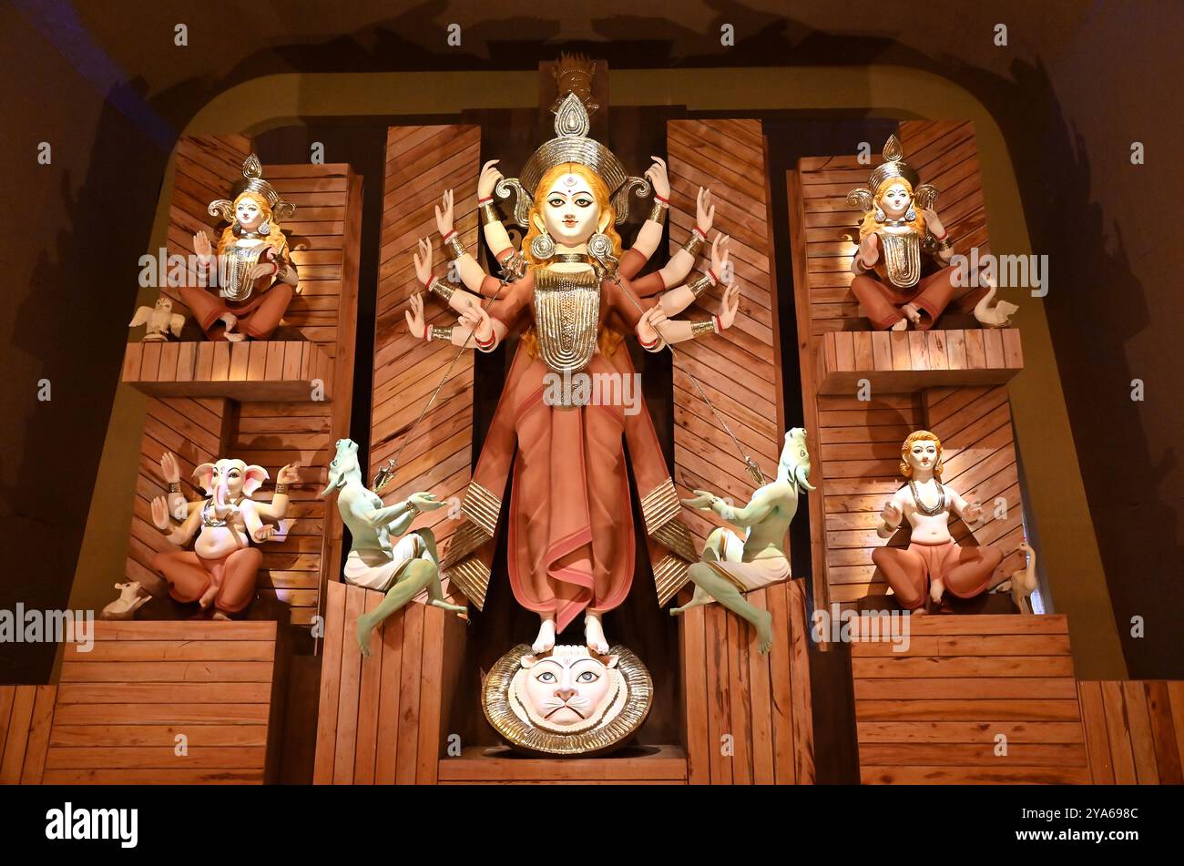 La belle idole de la déesse hindoue Devi Durga est décorée dans le célèbre festival Bengali ; s Durga Puja pandal à Kolkata, Indika. Banque D'Images