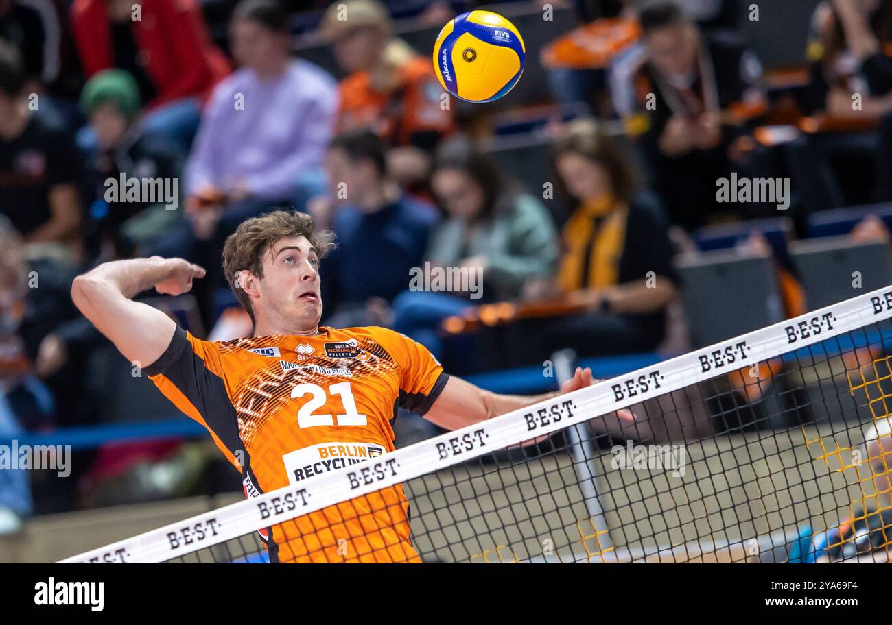 Berlin, Allemagne. 12 octobre 2024. Volley-ball, hommes : Bundesliga, Berlin Volleys - VfB Friedrichshafen, main Round, Journée 4, Max-Schmeling-Halle. Tobias Krick de Berlin joue une balle sur le filet. Crédit : Andreas Gora/dpa/Alamy Live News Banque D'Images