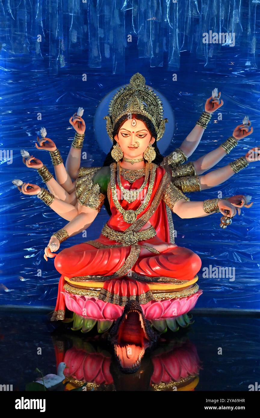 La belle idole de la déesse hindoue Devi Durga est décorée dans le célèbre festival Bengali ; s Durga Puja pandal à Kolkata, Indika. Banque D'Images