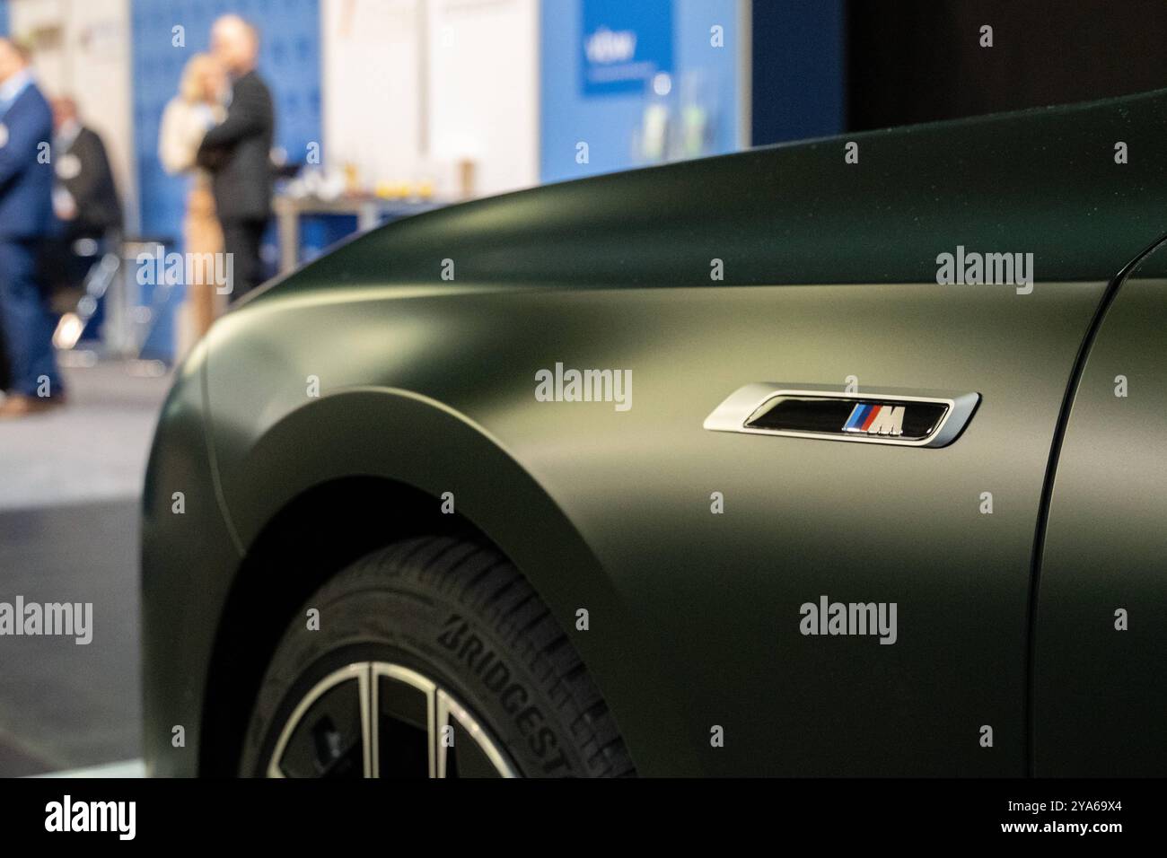 Augsbourg, Bavière, Allemagne - 12 octobre 2024 : vue détaillée d'une BMW série 7 sur le stand d'exposition de la CSU. L'accent est mis sur le logo BMW M sur le côté du véhicule *** Detailansicht eines 7er BMWS am Messestand auf dem CSU-Parteitag. IM Fokus steht das BMW M-logo auf der Seite des Fahrzeugs Banque D'Images