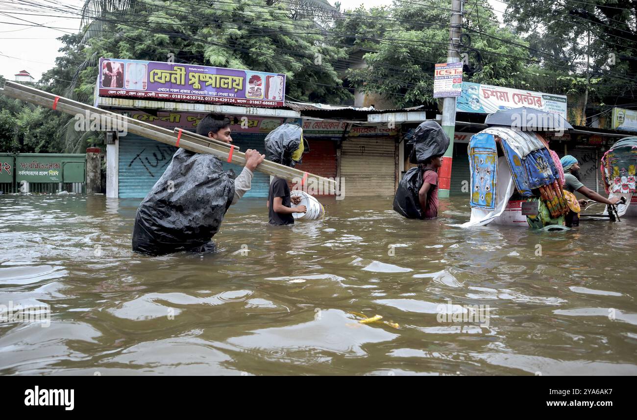 22 août 2024, Feni, Chittagong, Bangladesh : Feni Sadar Upazila est inondé par de fortes pluies et de l'eau en amont. Toutes les routes de la ville sont inondées. Banque D'Images