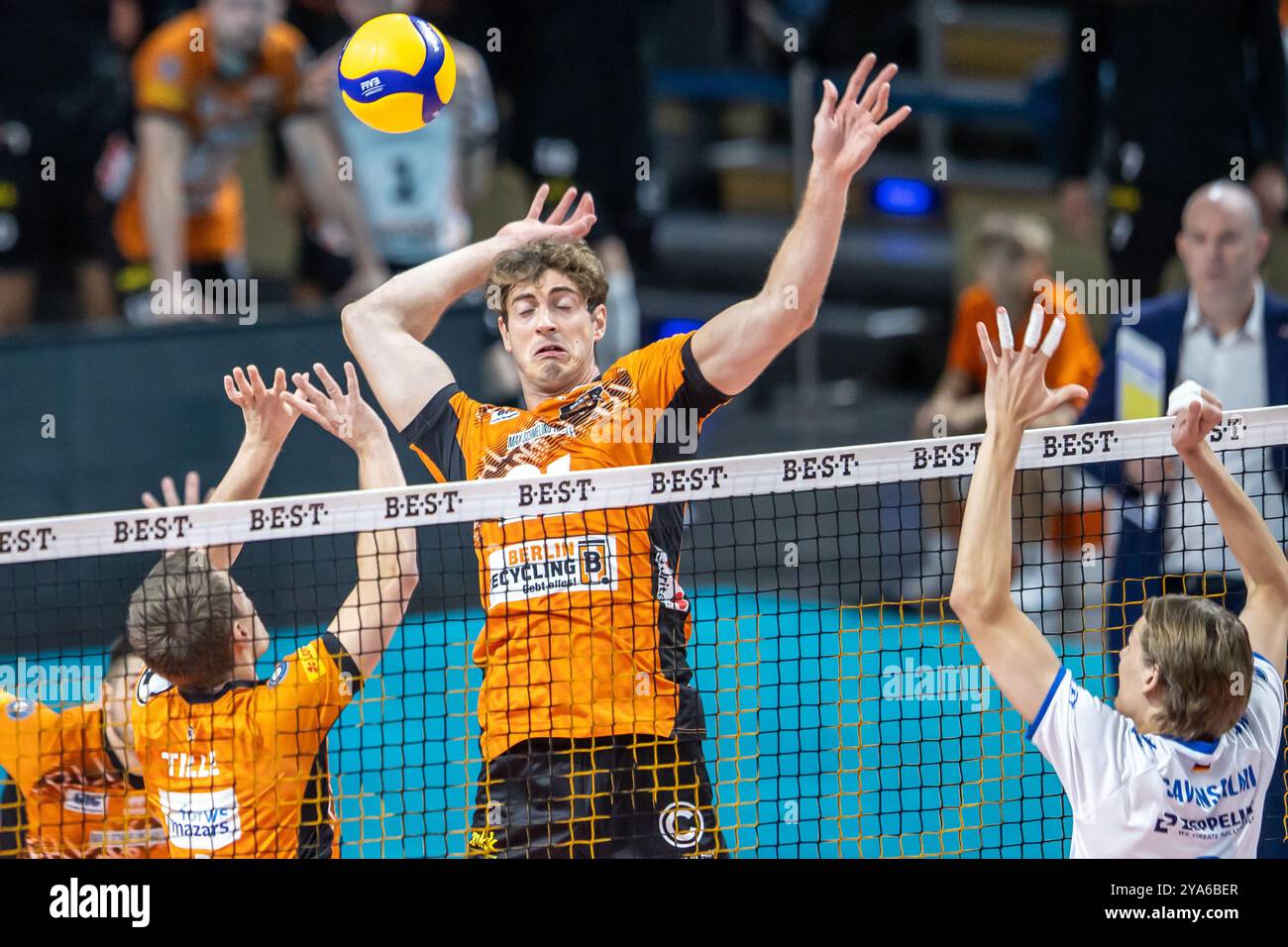 Berlin, Allemagne. 12 octobre 2024. Volley-ball, hommes : Bundesliga, Berlin Volleys - VfB Friedrichshafen, main Round, Journée 4, Max-Schmeling-Halle. Tobias Krick (M) de Berlin joue le ballon. Crédit : Andreas Gora/dpa/Alamy Live News Banque D'Images