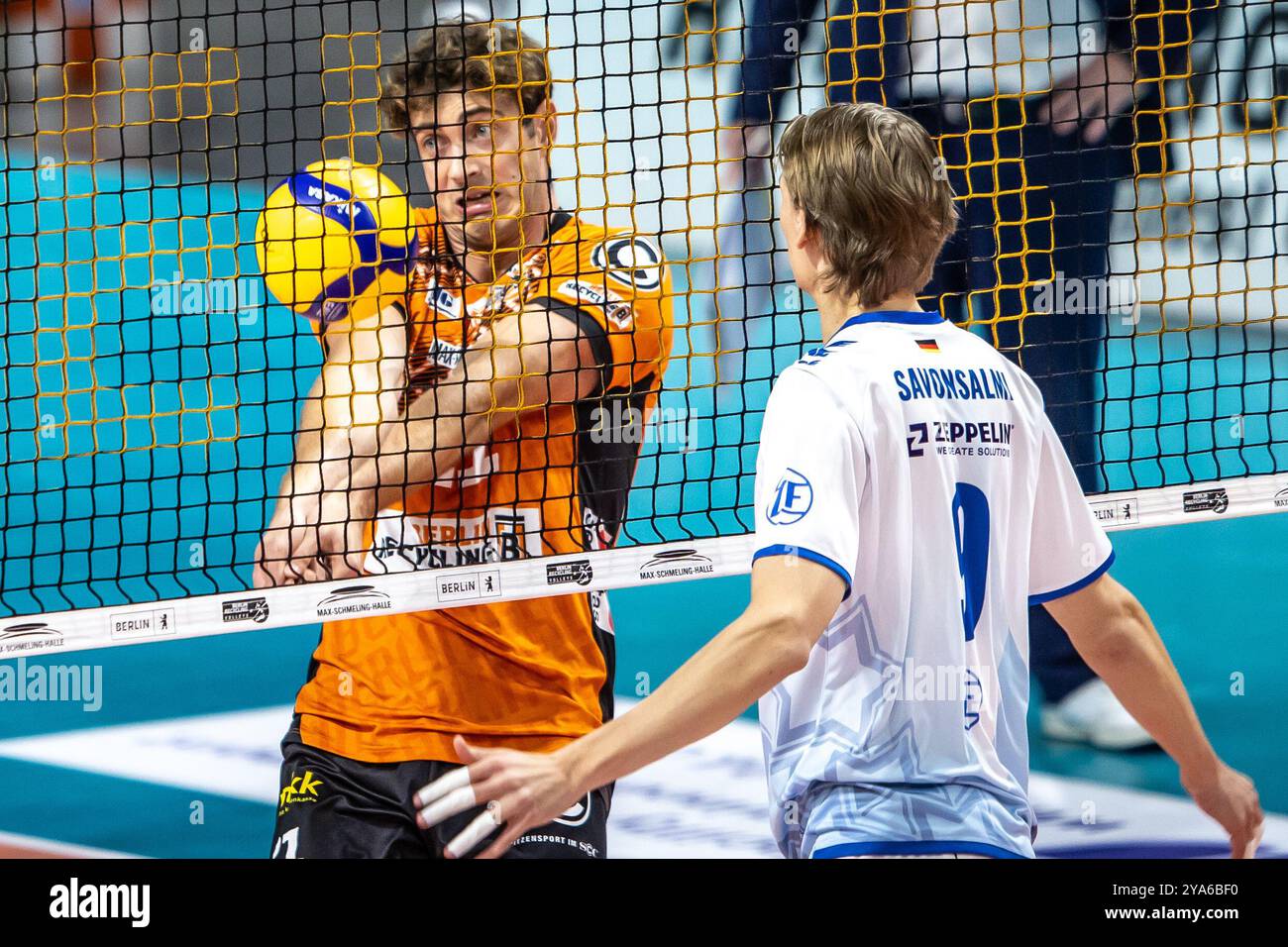 Berlin, Allemagne. 12 octobre 2024. Volley-ball, hommes : Bundesliga, Berlin Volleys - VfB Friedrichshafen, main Round, Journée 4, Max-Schmeling-Halle. Tobias Krick de Berlin joue le ballon aux côtés de Severi Savonsalmi de Friedrichshafen, du VfB. Crédit : Andreas Gora/dpa/Alamy Live News Banque D'Images