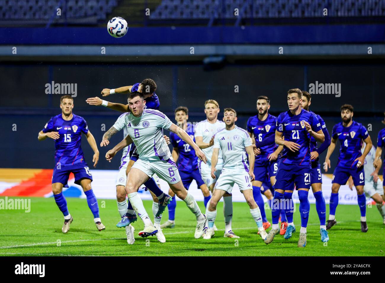 Zagreb, Croatie. 12 octobre 2024. John Souttar, d'Écosse, et Ivan Perisic, de Croatie, sautant pour un ballon lors du match de l'UEFA Nations League 2024/25 League A Group A1 entre la Croatie et l'Écosse au Maksimir Stadium le 12 octobre 2024 à Zagreb, Croatie. Photo : Goran Stanzl/Pixsell crédit : Pixsell/Alamy Live News Banque D'Images