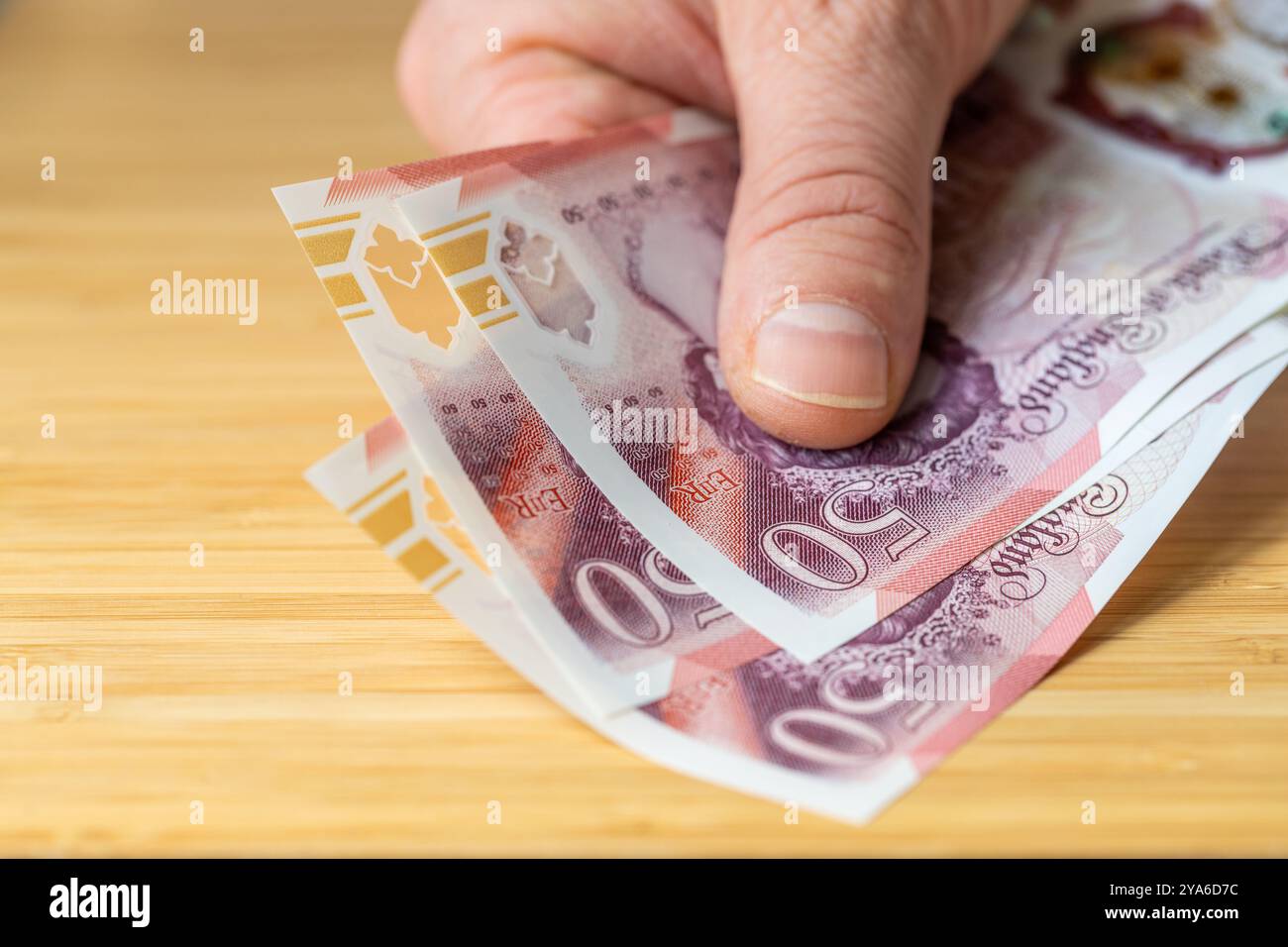 Argent britannique. billets de 50 livres posés sur le comptoir. Concept économique financier, gros plan Banque D'Images