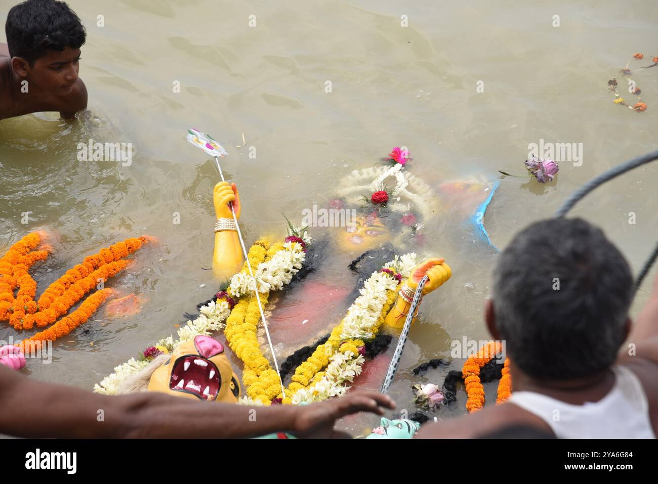 Kolkata, Inde. 12 octobre 2024. Les dévots plongent la déesse Durga dans le fleuve Gange, ce qui marque la fin du festival hindou Durga Puja. Le festival Durga Puja est le plus grand événement religieux pour les hindous bengalis, croyez que la déesse Durga symbolise le pouvoir et le triomphe du bien sur le mal. Le 12 octobre 2024 à Kolkata, Inde. (Photo de Dipa Chakraborty/ crédit : Eyepix Group/Alamy Live News Banque D'Images