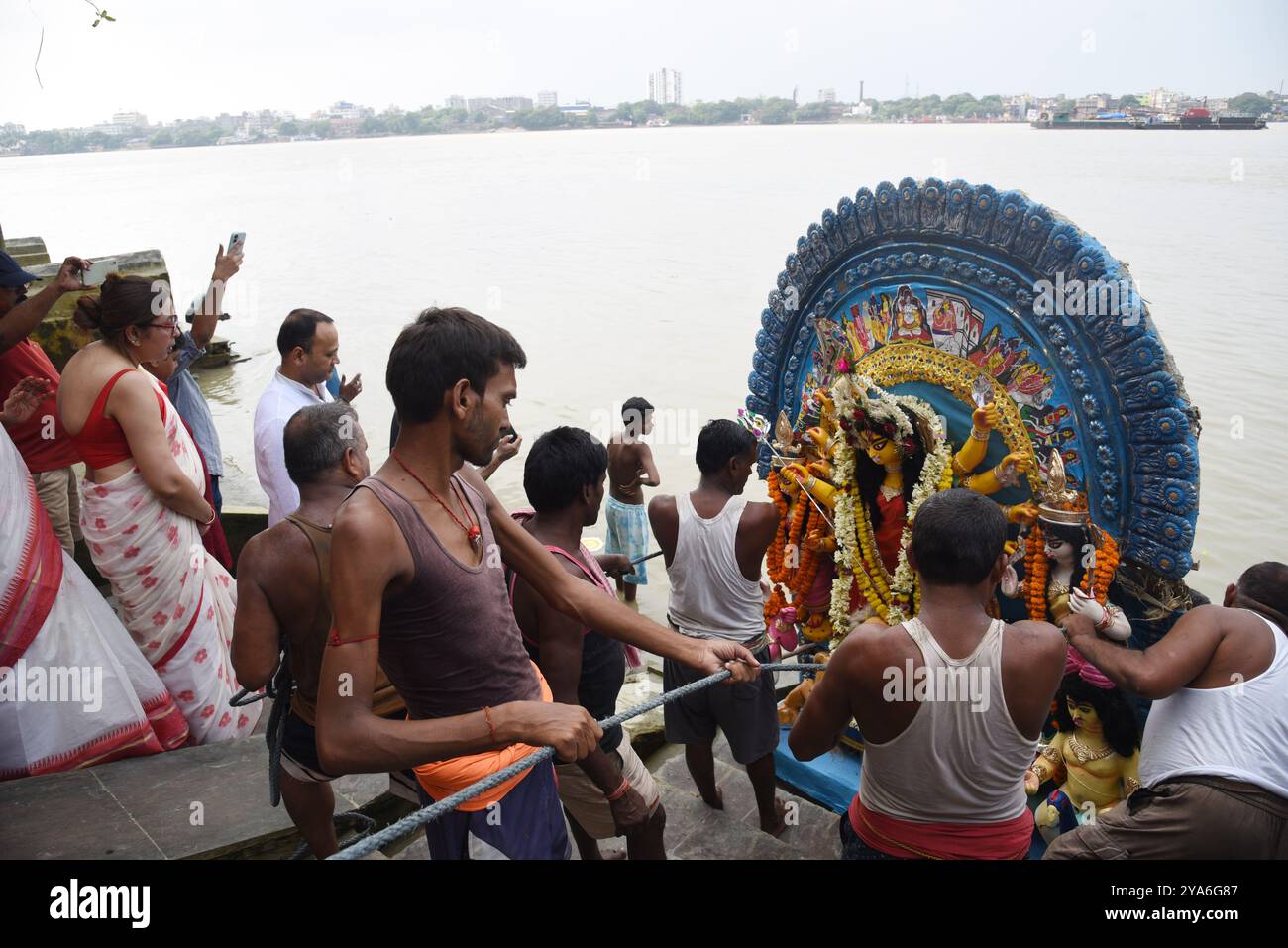 Kolkata, Inde. 12 octobre 2024. Les dévots plongent la déesse Durga dans le fleuve Gange, ce qui marque la fin du festival hindou Durga Puja. Le festival Durga Puja est le plus grand événement religieux pour les hindous bengalis, croyez que la déesse Durga symbolise le pouvoir et le triomphe du bien sur le mal. Le 12 octobre 2024 à Kolkata, Inde. (Photo de Dipa Chakraborty/ crédit : Eyepix Group/Alamy Live News Banque D'Images