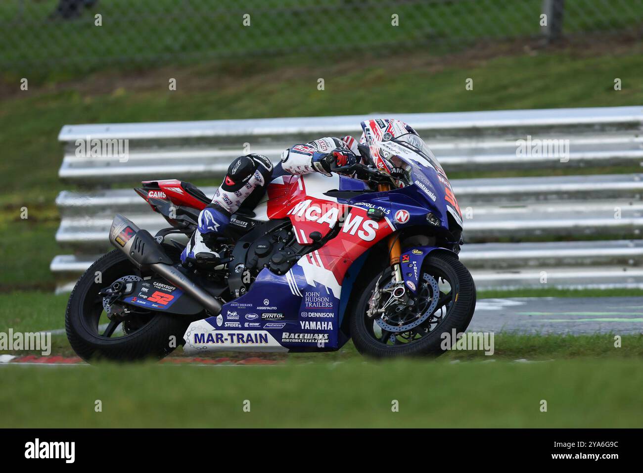 Longfield, Royaume-Uni. 12 octobre 2024. Danny Kent de McAMS Racing Yamaha en route pour remporter la 11e manche du Bennetts British Super Bike Championship à Brands Hatch, Longfield, Angleterre, le 12 octobre 2024. Photo de Ken Sparks. Utilisation éditoriale uniquement, licence requise pour une utilisation commerciale. Aucune utilisation dans les Paris, les jeux ou les publications d'un club/ligue/joueur. Crédit : UK Sports pics Ltd/Alamy Live News Banque D'Images