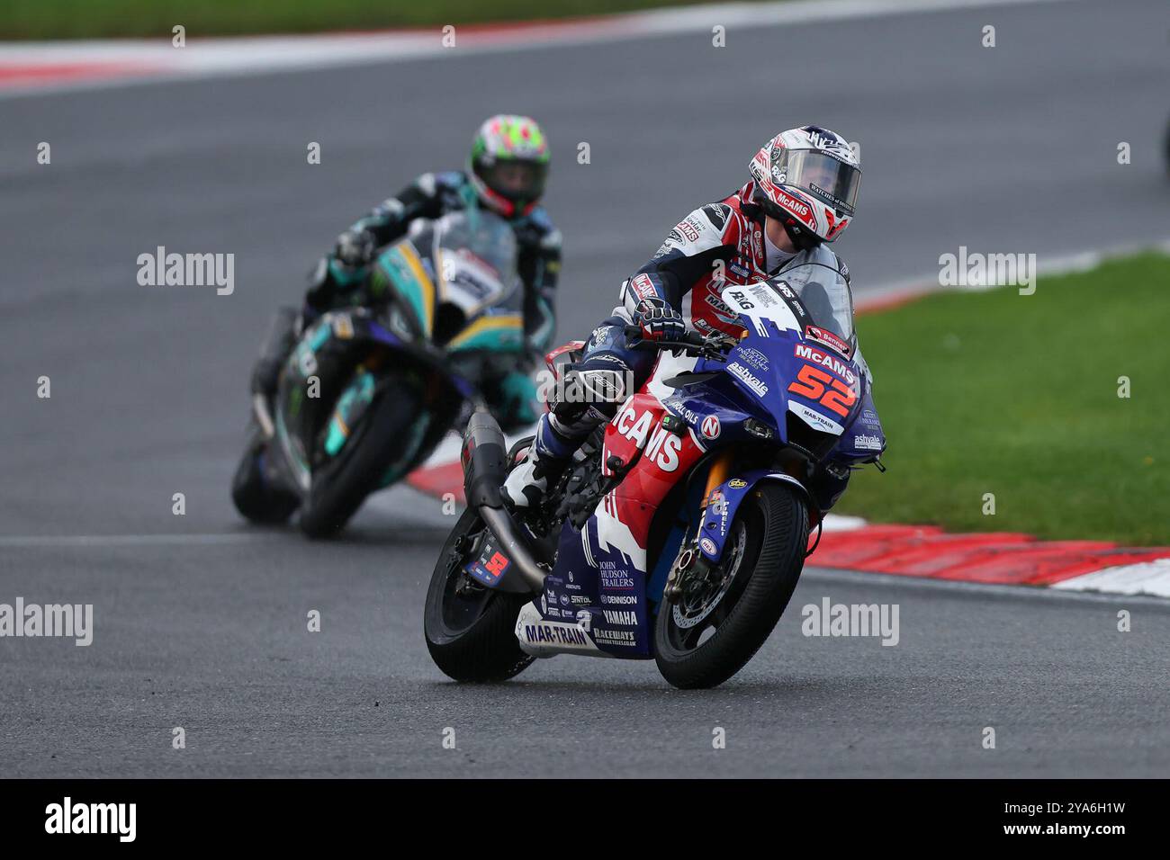 Longfield, Royaume-Uni. 12 octobre 2024. Danny Kent de McAMS Racing Yamaha remporte la 11e manche du Bennetts British Super Bike Championship à Brands Hatch, Longfield, Angleterre, le 12 octobre 2024. Photo de Ken Sparks. Utilisation éditoriale uniquement, licence requise pour une utilisation commerciale. Aucune utilisation dans les Paris, les jeux ou les publications d'un club/ligue/joueur. Crédit : UK Sports pics Ltd/Alamy Live News Banque D'Images