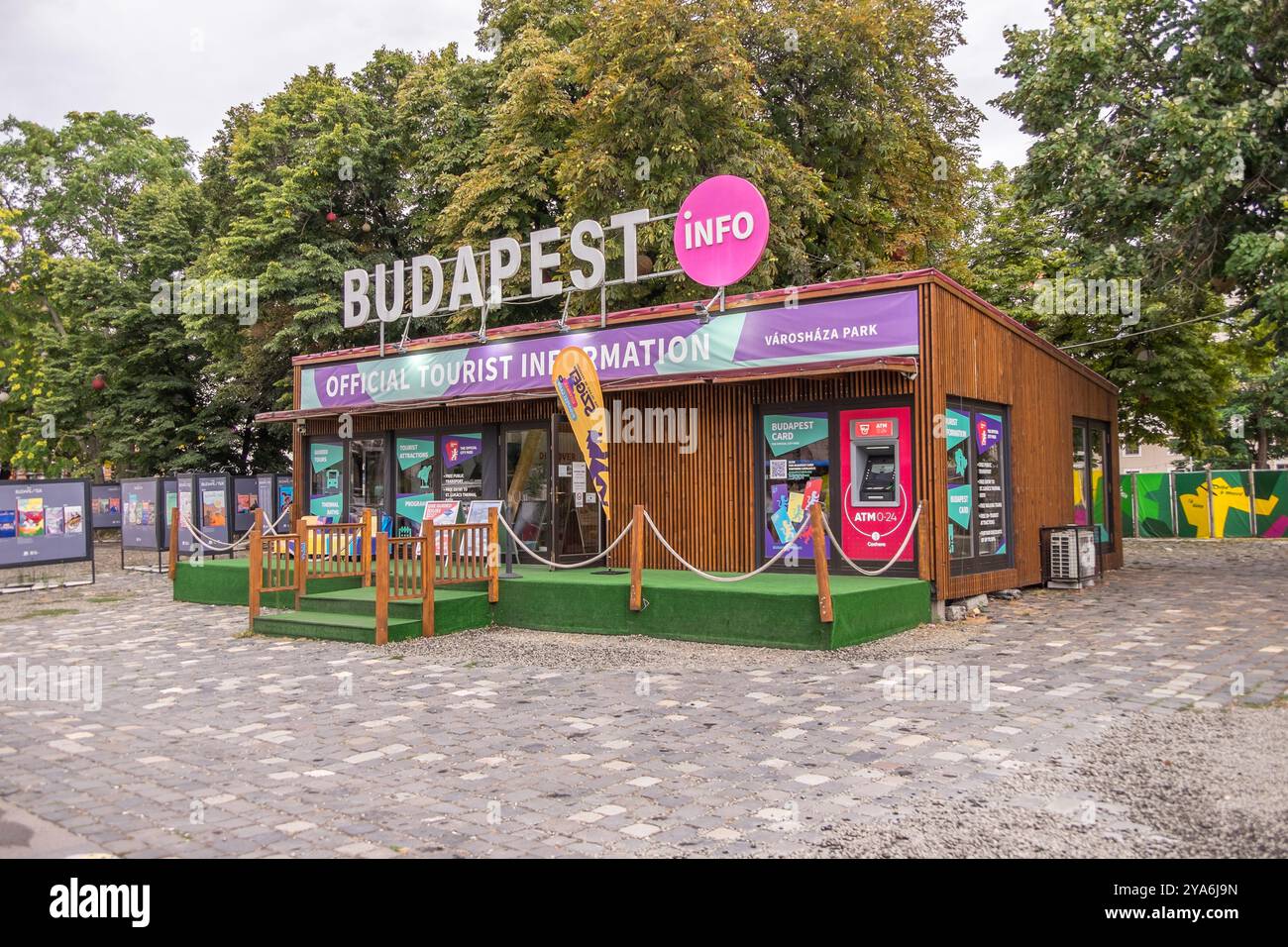 Office d'information touristique dans le parc Városháza, Budapest Banque D'Images