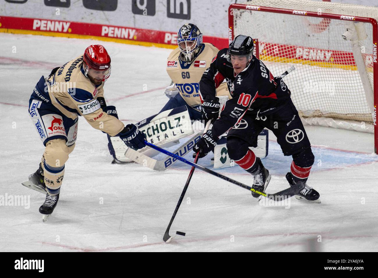 C Thomas Larkin Schwenninger Wild Wings, SWW Justin Schuetz Koelner haie, KEC Torhueter Joacim Eriksson Schwenninger Wild Wings, SWW im Kampf um den Puck waehrend des Spiels der Penny-DEL zwischen Kölner Haien und Schwenninger Wild Wings in der Lanxess-Arena Am 11. Octobre 2024 à Köln, Deutschland. Foto von Wolfgang Denkinger/DeFodi images C Thomas Larkin Schwenninger Wild Wings, SWW Justin Schuetz Koelner Haie, KEC Torhueter Joacim Eriksson Schwenninger Wild Wings, SWW combat pour la rondelle de hockey lors du match de Penny-DEL entre Kölner Haien et Schwenninger Wild Wings à Lanxess-Arena on Banque D'Images