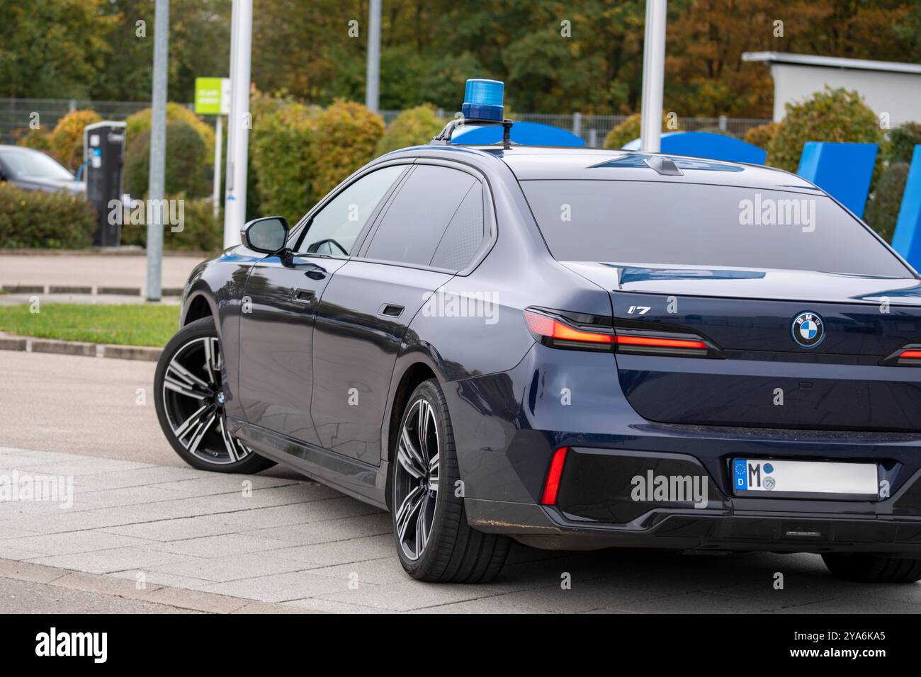 Augsbourg, Souabe, Bavière, Allemagne - 12 octobre 2024 : véhicule d'urgence civil, ou voiture de société BMW série 7, pour la protection des politiciens, des gardes du corps et des agents de sécurité de la police, symbole pour la protection personnelle de l'Office fédéral de la police criminelle ou des bureaux d'enquête criminelle de l'État. Avant la conférence du parti CSU à Augsbourg. *** Ziviles Einsatzfahrzeug, bzw. Dienstwagen BMW 7er-Reihe, zum Schutz von Politiker, Personenschützer und Sicherheitsbeamte der Polizei, Symbol für Personenschutz des Bundeskriminalamts oder Landeskriminalämter. VOR Parteitag der CSU à Augsbourg. Banque D'Images