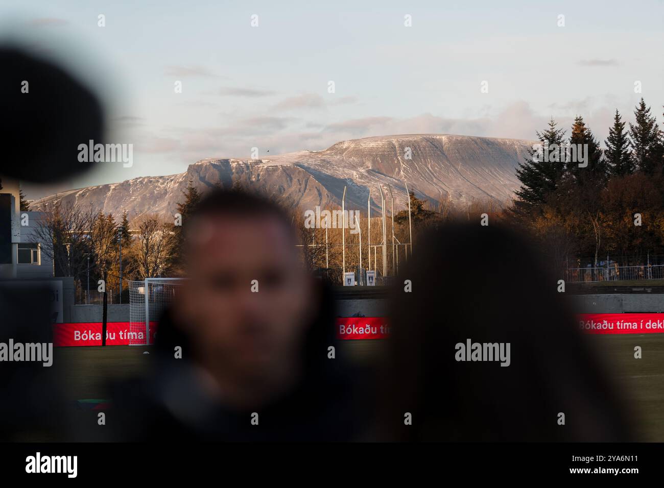 REYKJAVIK, ISLANDE - 11 OCTOBRE 2024 : Craig Bellamy, responsable de l'équipe nationale du pays de Galles, s'adresse à la presse lors de la Ligue des Nations de l'UEFA 2025 Banque D'Images