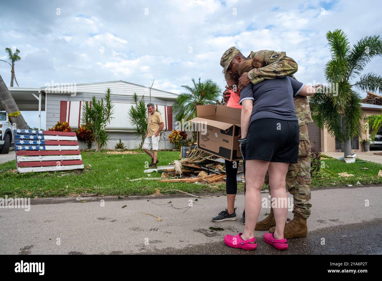 Stuart, États-Unis. 10 octobre 2024. UN U. Le soldat de l'Armée de Terre réconforte les survivants après que leur maison ait été endommagée par une tornade de l'ouragan Milton, dans la communauté de Spanish Lake, le 11 octobre 2024 à Stuart, en Floride. L'ouragan Milton a touché terre à Siesta Key, en tant qu'ouragan de catégorie 3 et a engendré des tornades à travers l'État. Crédit : TSGT. Chelsea Smith/US Air Force photo/Alamy Live News Banque D'Images