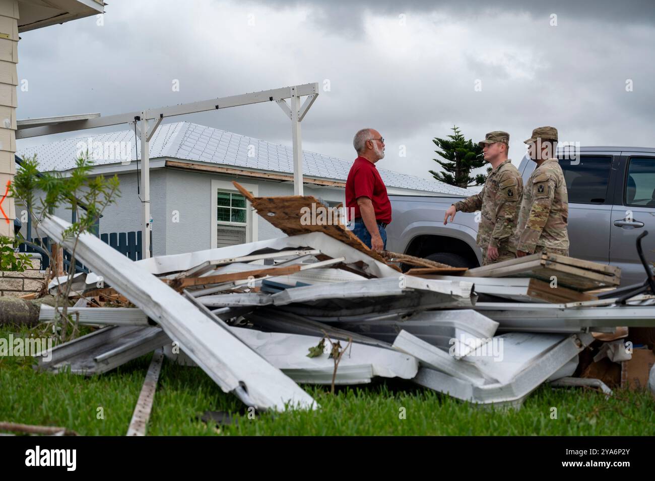 Stuart, États-Unis. 10 octobre 2024. U. Les soldats de l'armée vérifient s'ils peuvent aider un propriétaire après que sa résidence a été endommagée par une tornade à la suite de l'ouragan Milton dans la communauté de Spanish Lake, le 11 octobre 2024 à Stuart, en Floride. L'ouragan Milton a touché terre à Siesta Key, en tant qu'ouragan de catégorie 3 et a engendré des tornades à travers l'État. Crédit : TSGT. Chelsea Smith/US Air Force photo/Alamy Live News Banque D'Images